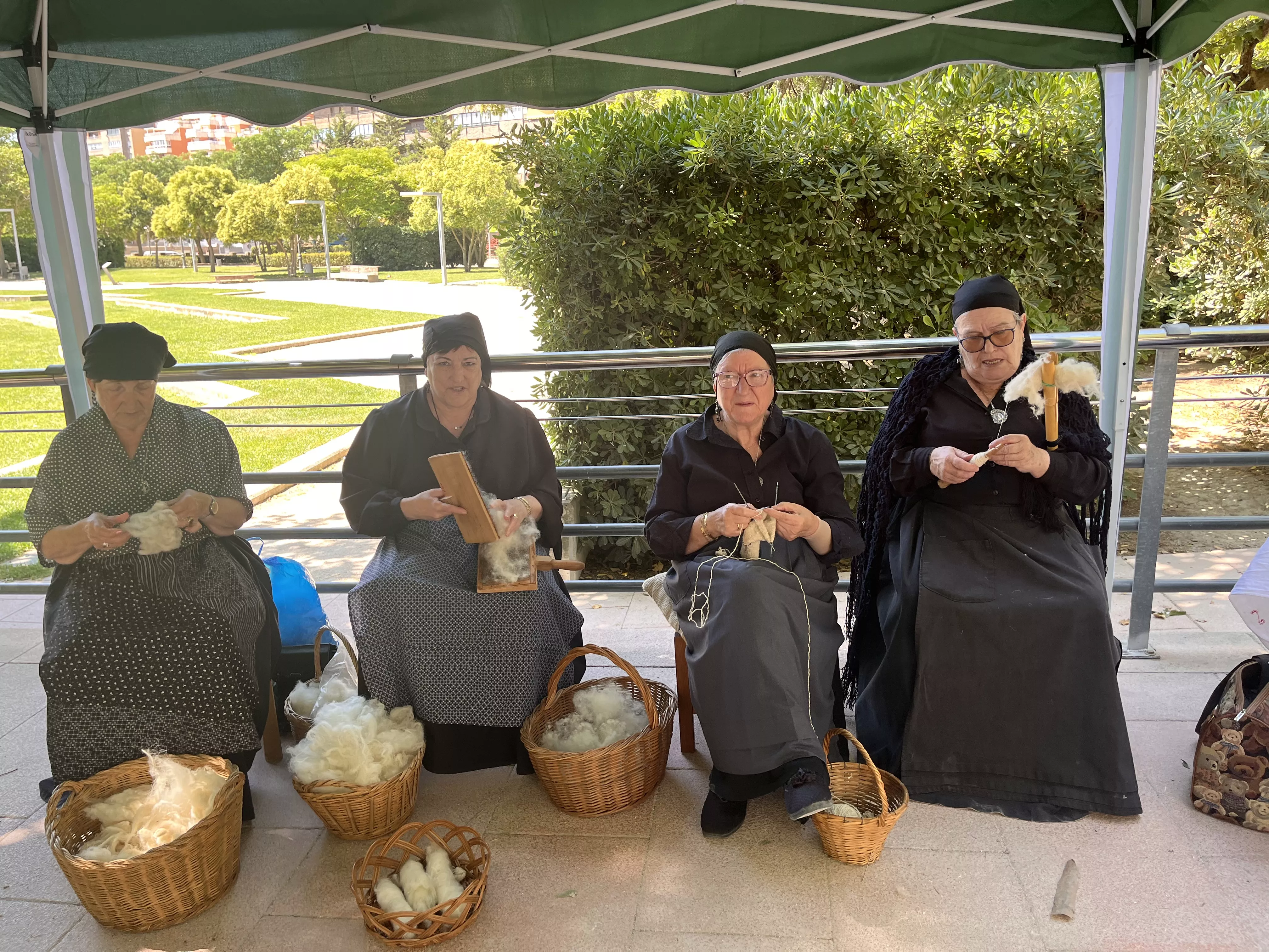 Feria de Artesanía de la Peña la Parrilla en el parque Miguel Servet de Huesca. Foto Mercedes Manterola