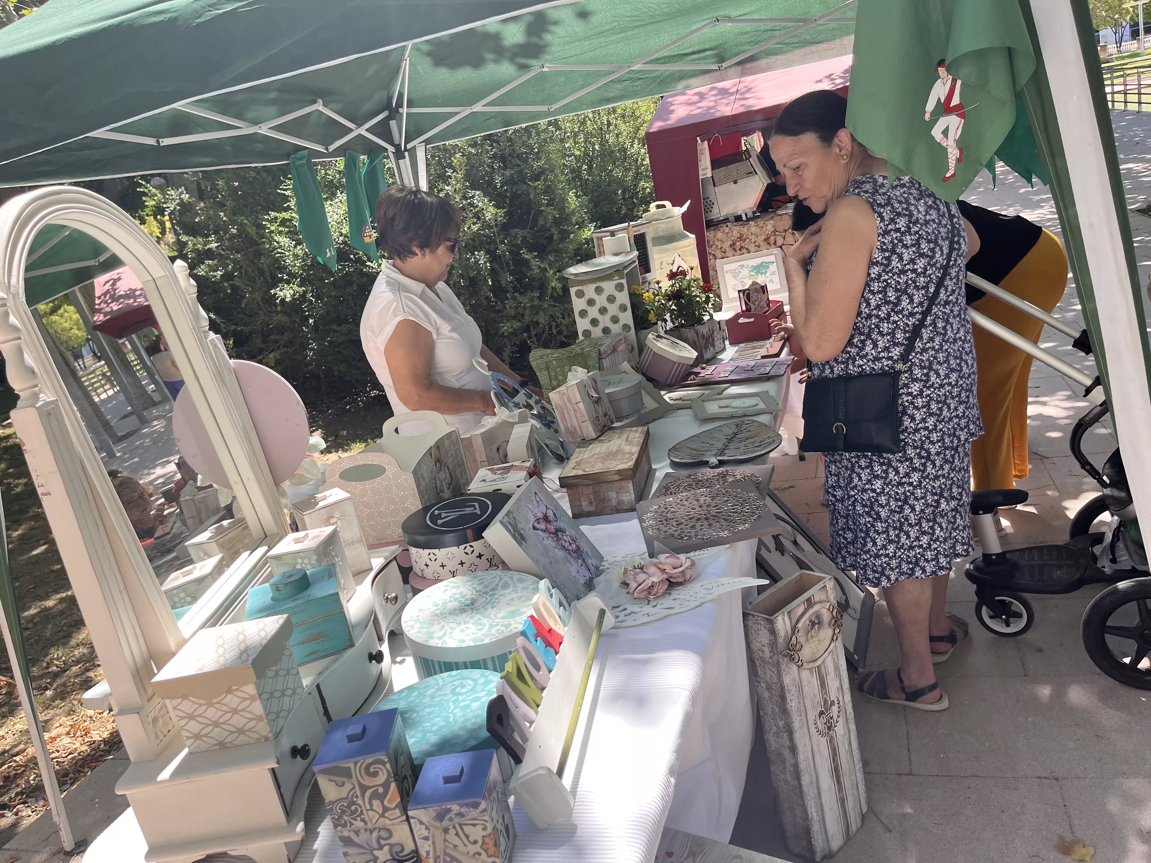 Feria de Artesanía de la Peña la Parrilla en el parque Miguel Servet de Huesca. Foto Mercedes Manterola