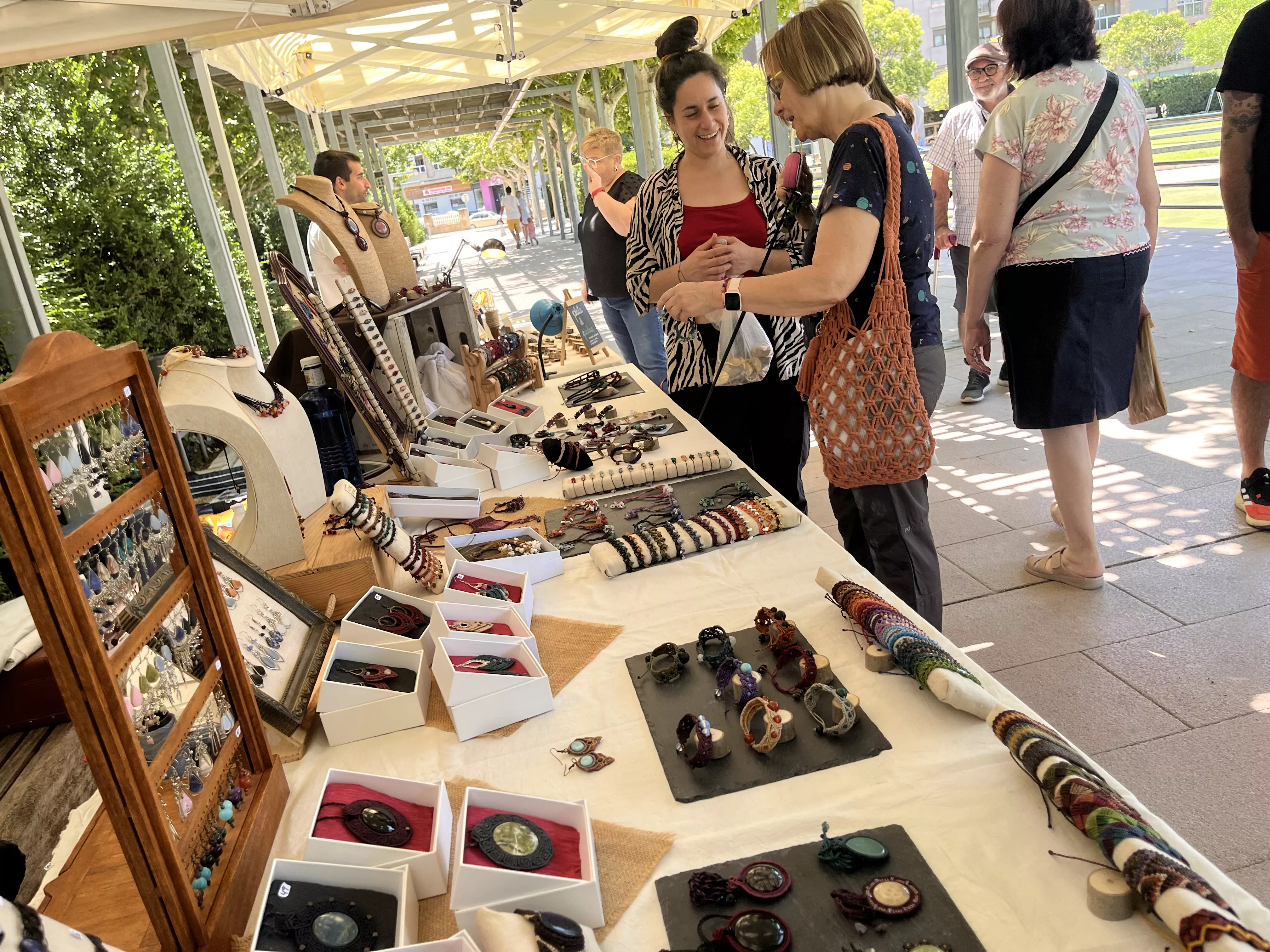 Feria de Artesanía de la Peña la Parrilla en el parque Miguel Servet de Huesca. Foto Mercedes Manterola