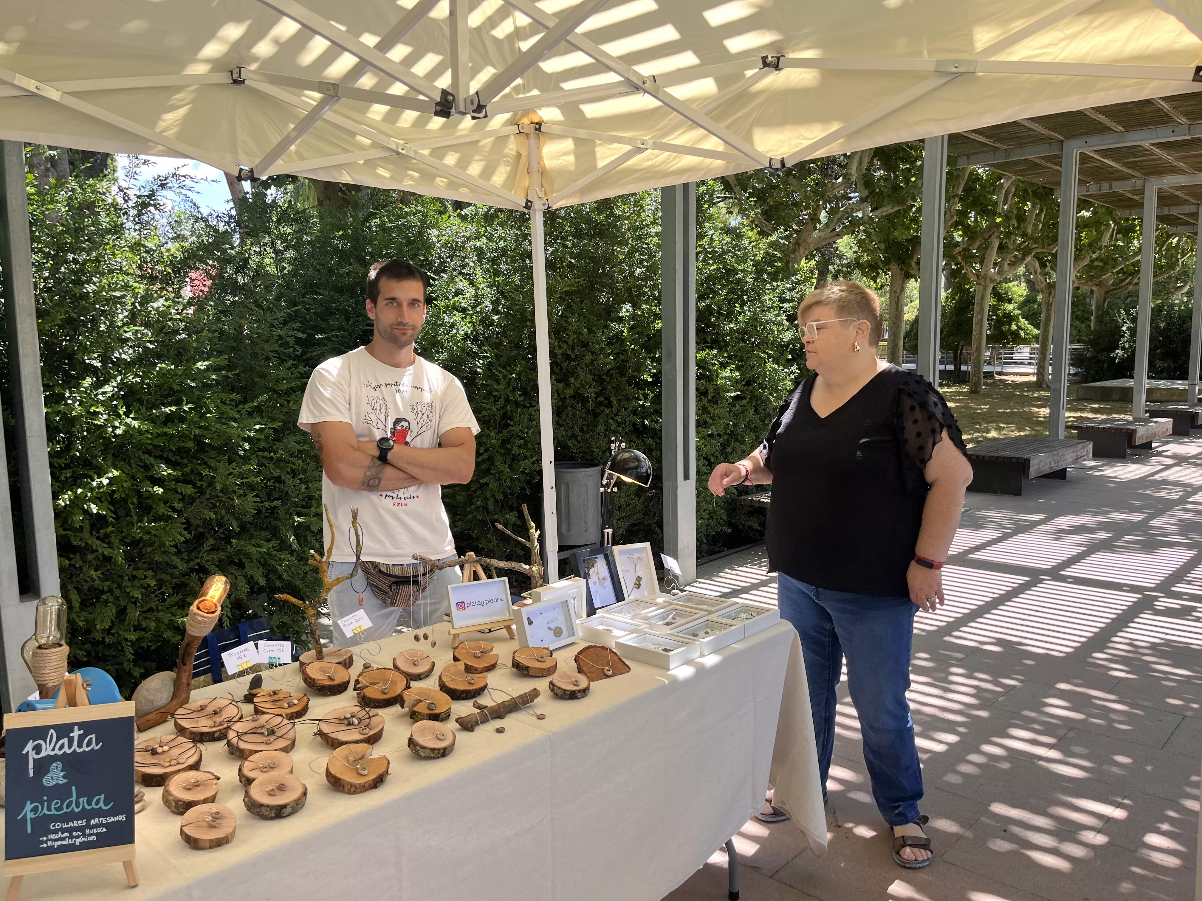 Feria de Artesanía de la Peña la Parrilla en el parque Miguel Servet de Huesca. Foto Mercedes Manterola