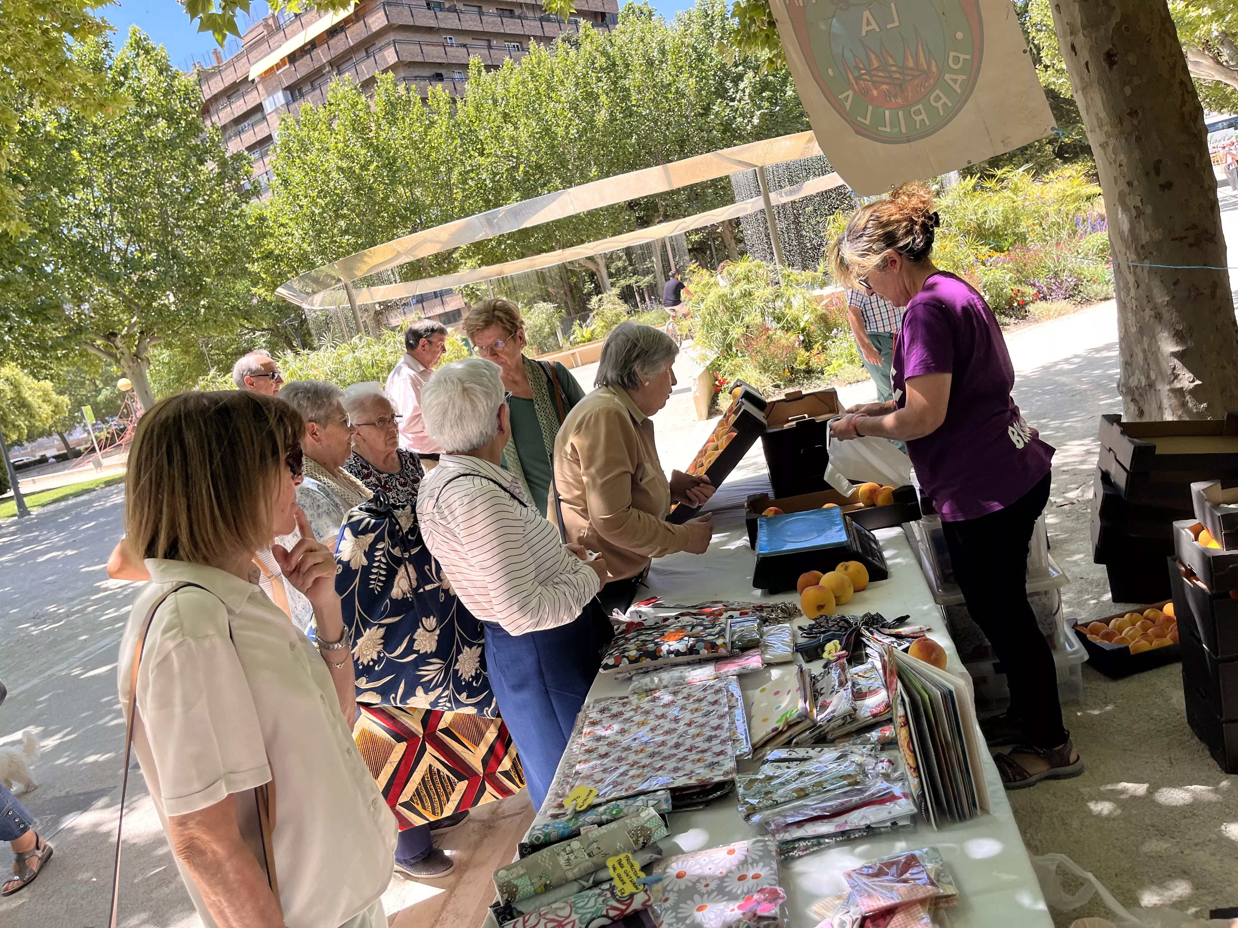 Feria de Artesanía de la Peña la Parrilla en el parque Miguel Servet de Huesca. Foto Mercedes Manterola