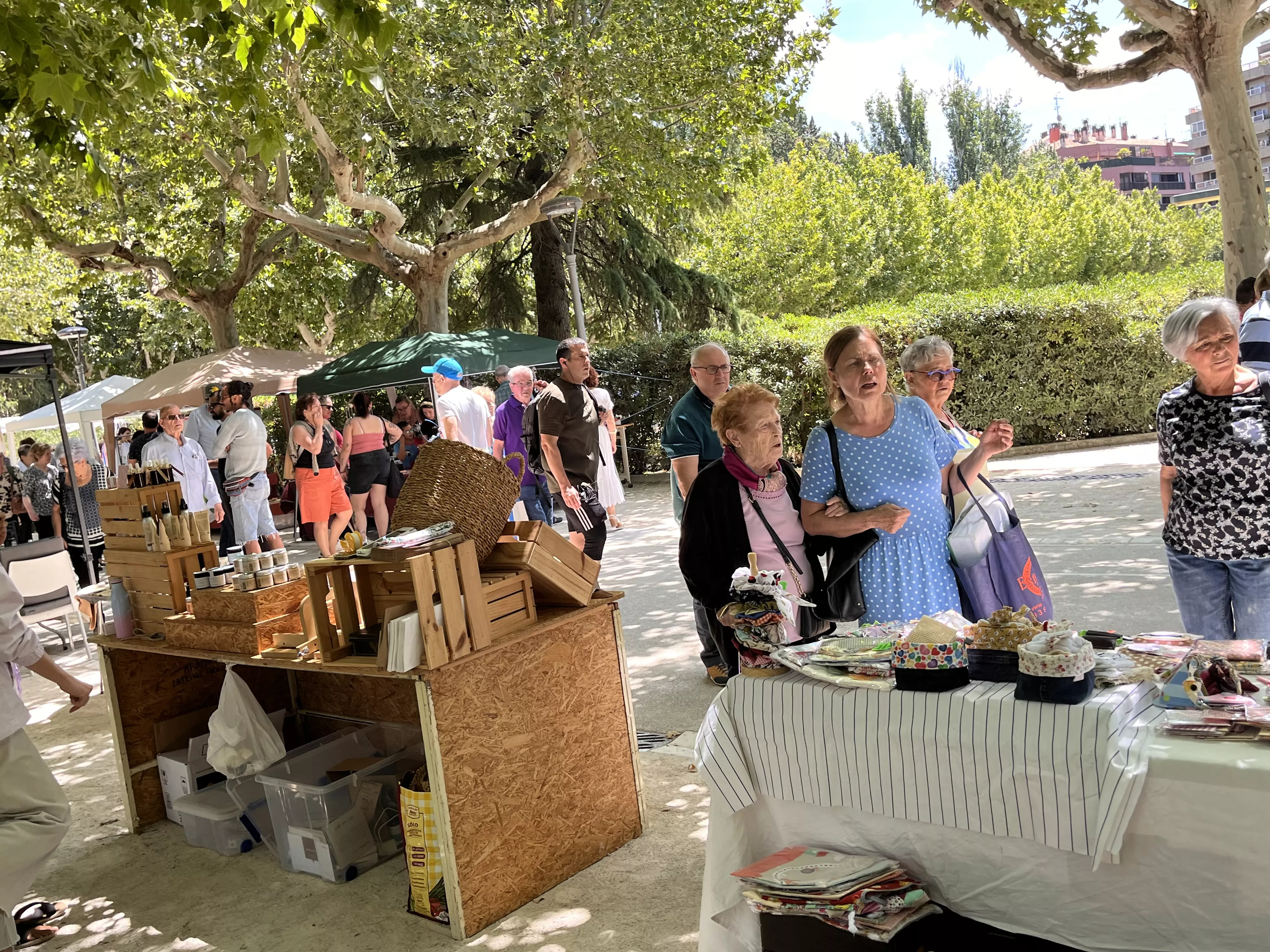 Feria de Artesanía de la Peña la Parrilla en el parque Miguel Servet de Huesca. Foto Mercedes Manterola