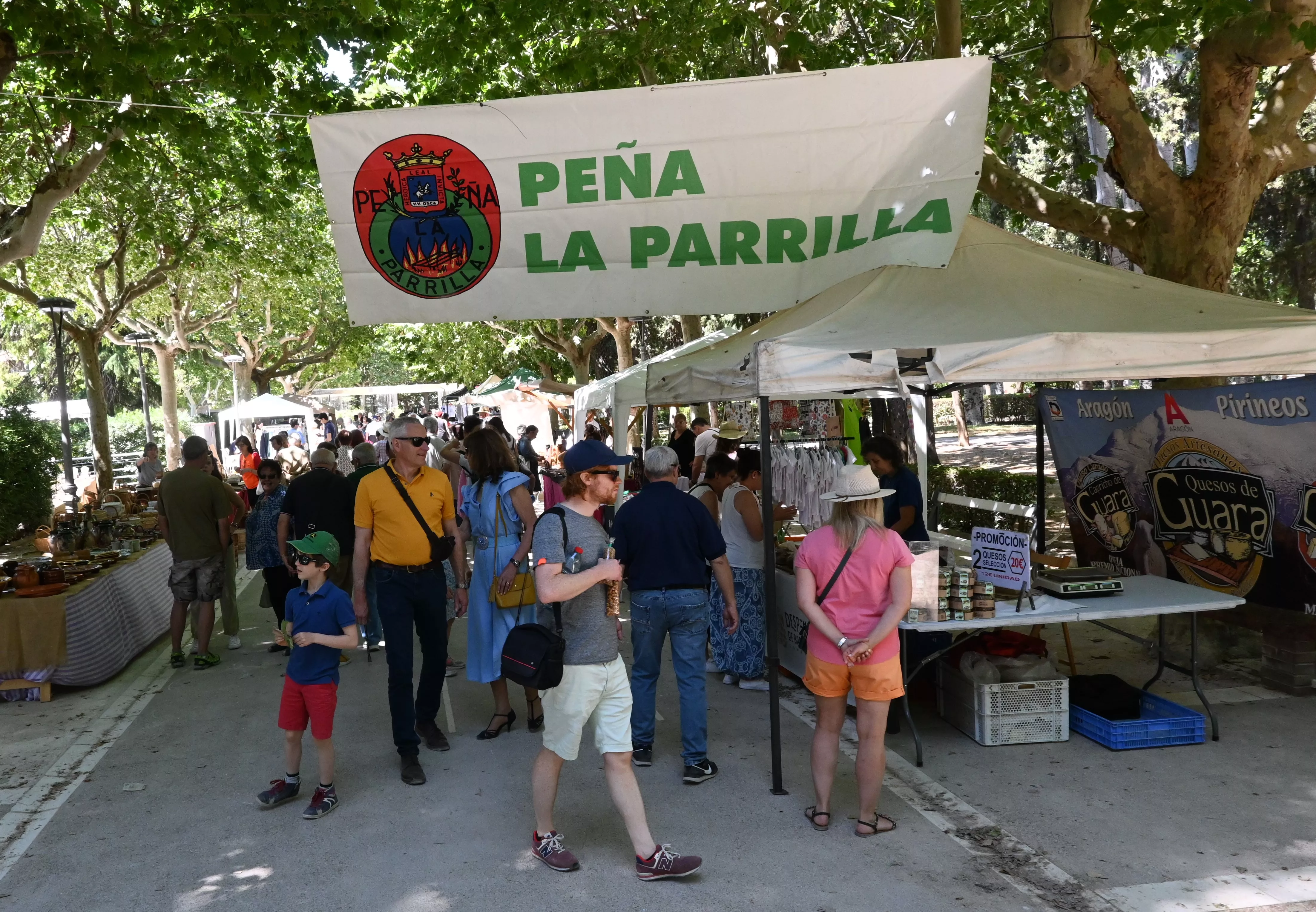 Feria de Artesanía de la Peña la Parrilla en el parque Miguel Servet de Huesca. Foto Carlos Jalle