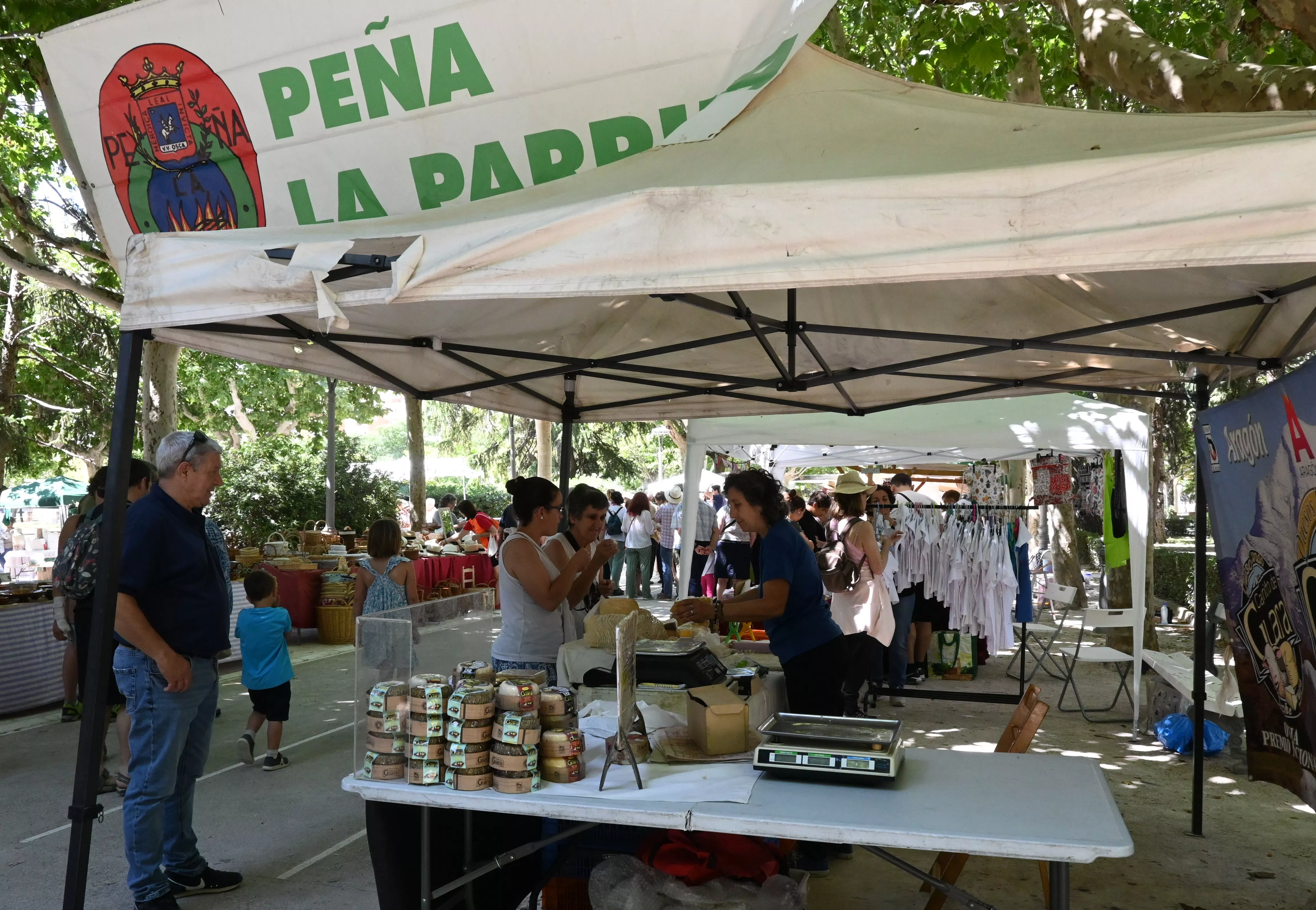 Feria de Artesanía de la Peña la Parrilla en el parque Miguel Servet de Huesca. Foto Carlos Jalle