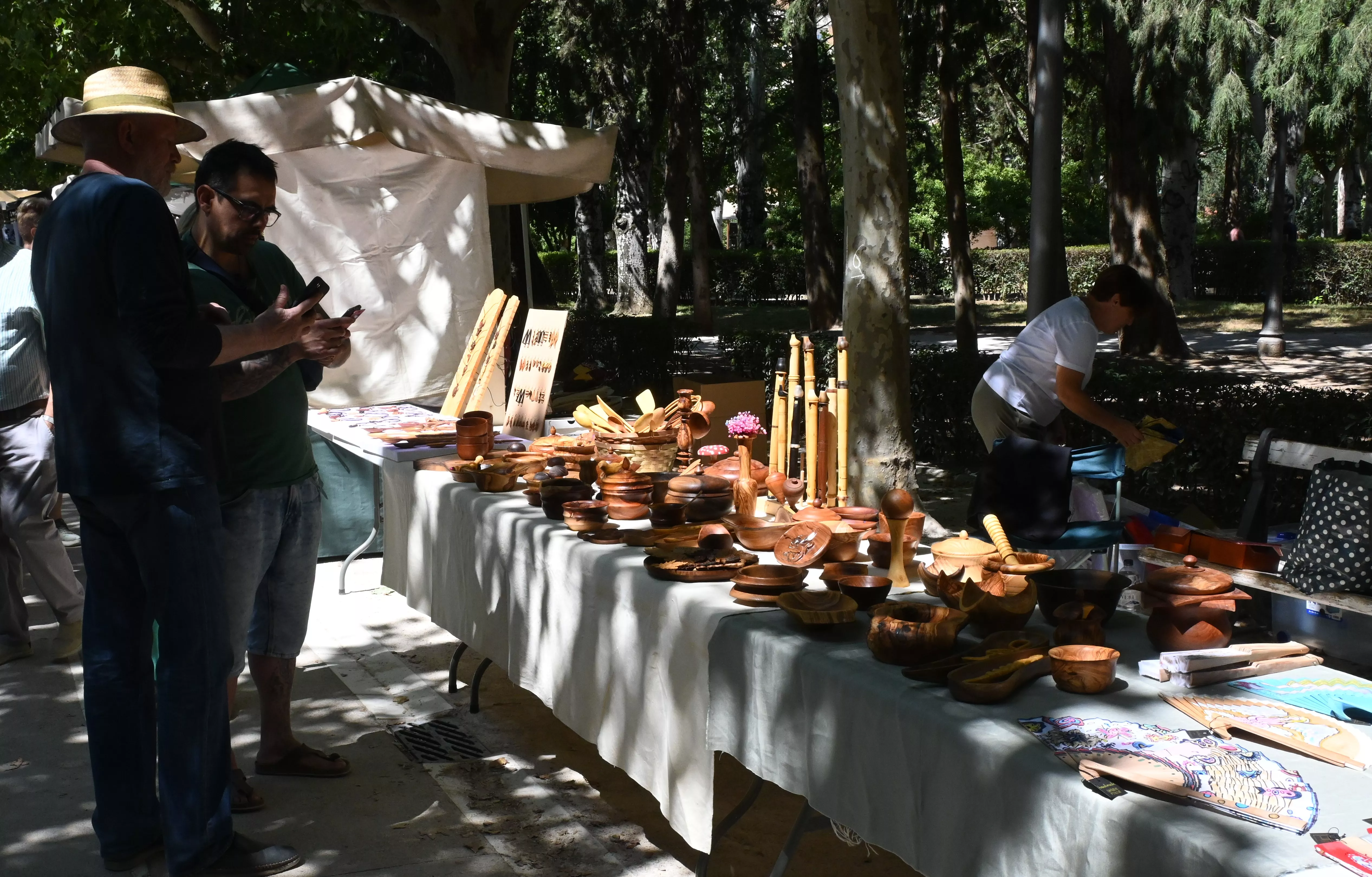 Feria de Artesanía de la Peña la Parrilla en el parque Miguel Servet de Huesca. Foto Carlos Jalle