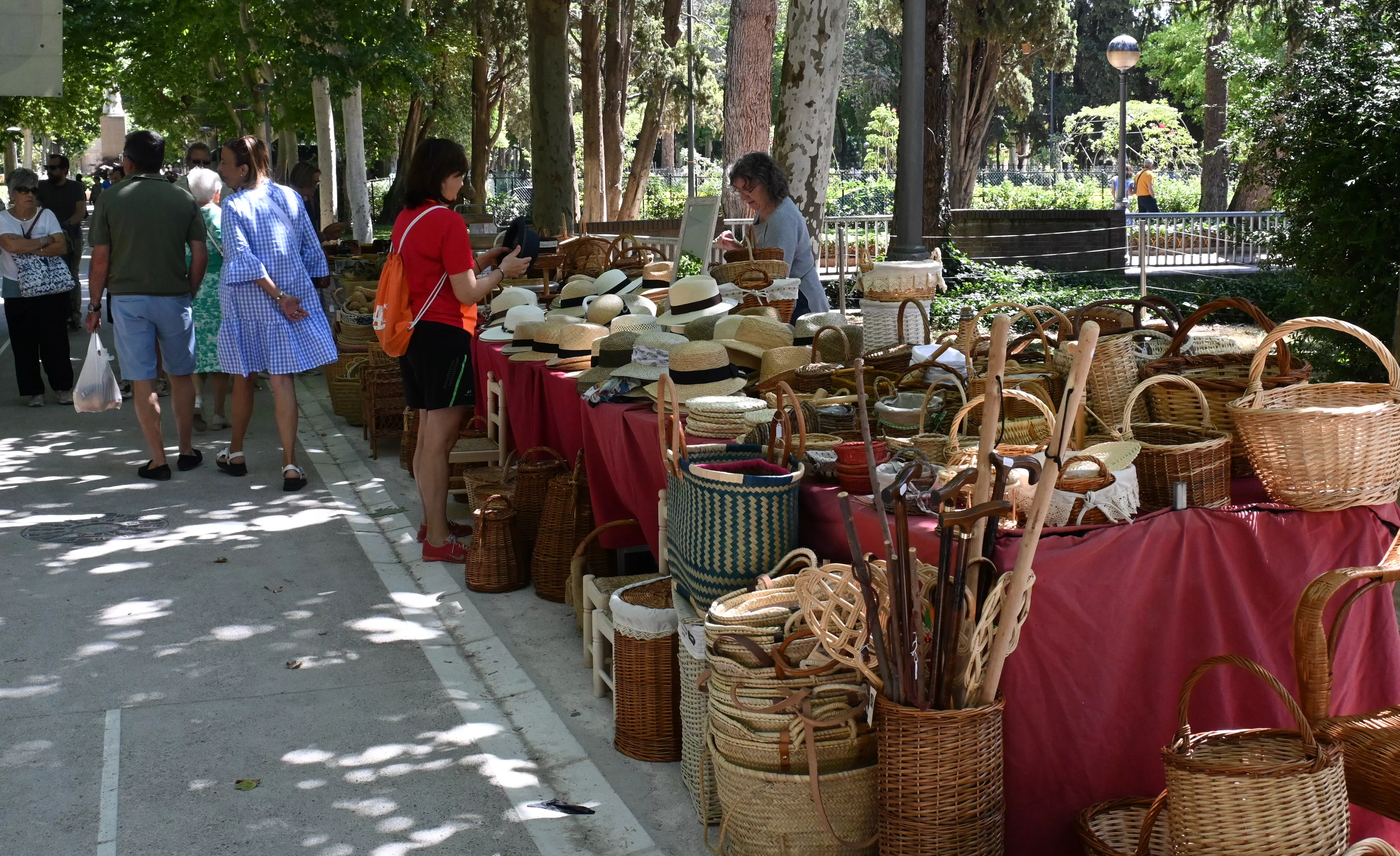 Feria de Artesanía de la Peña la Parrilla en el parque Miguel Servet de Huesca. Foto Carlos Jalle