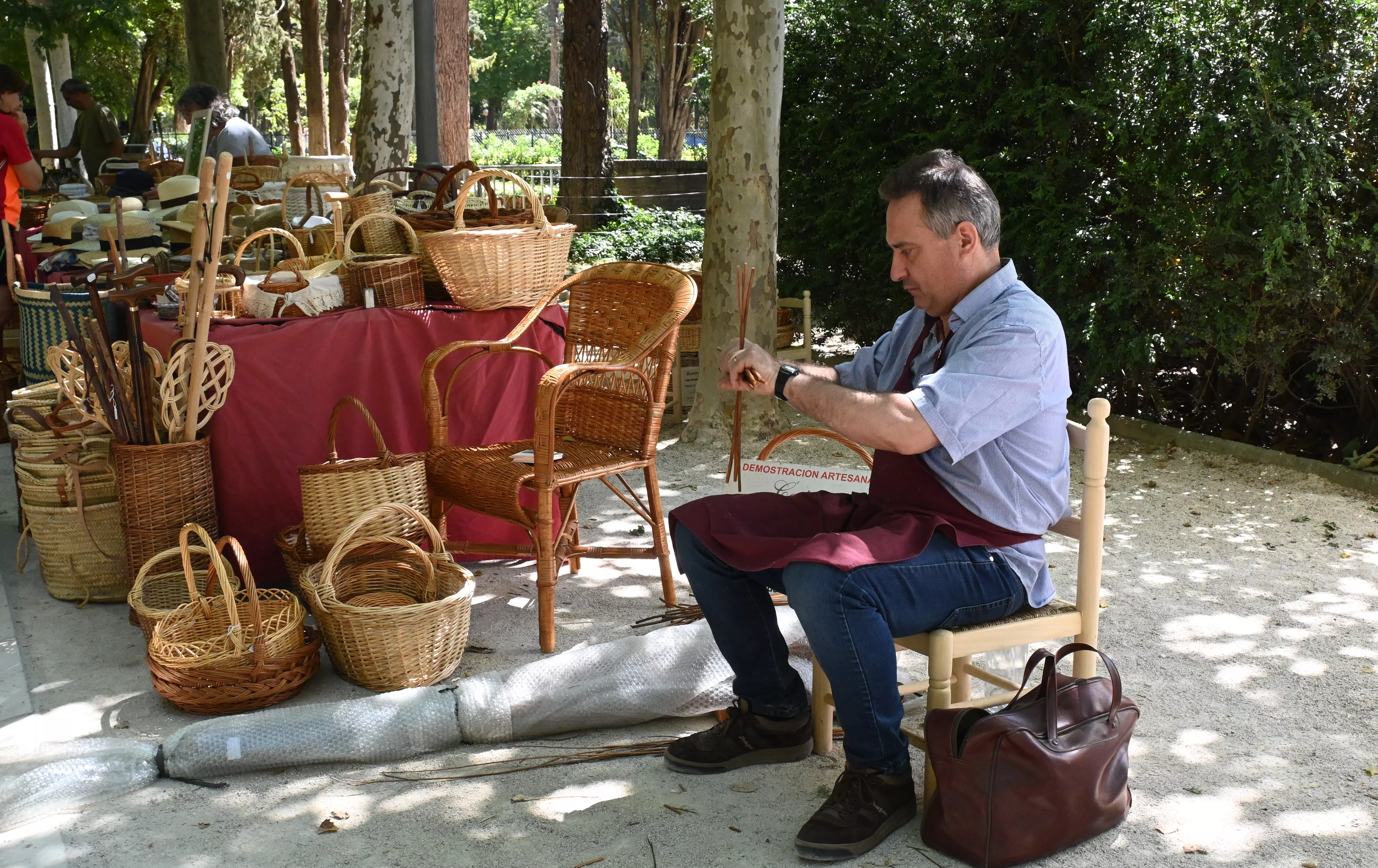 Feria de Artesanía de la Peña la Parrilla en el parque Miguel Servet de Huesca. Foto Carlos Jalle