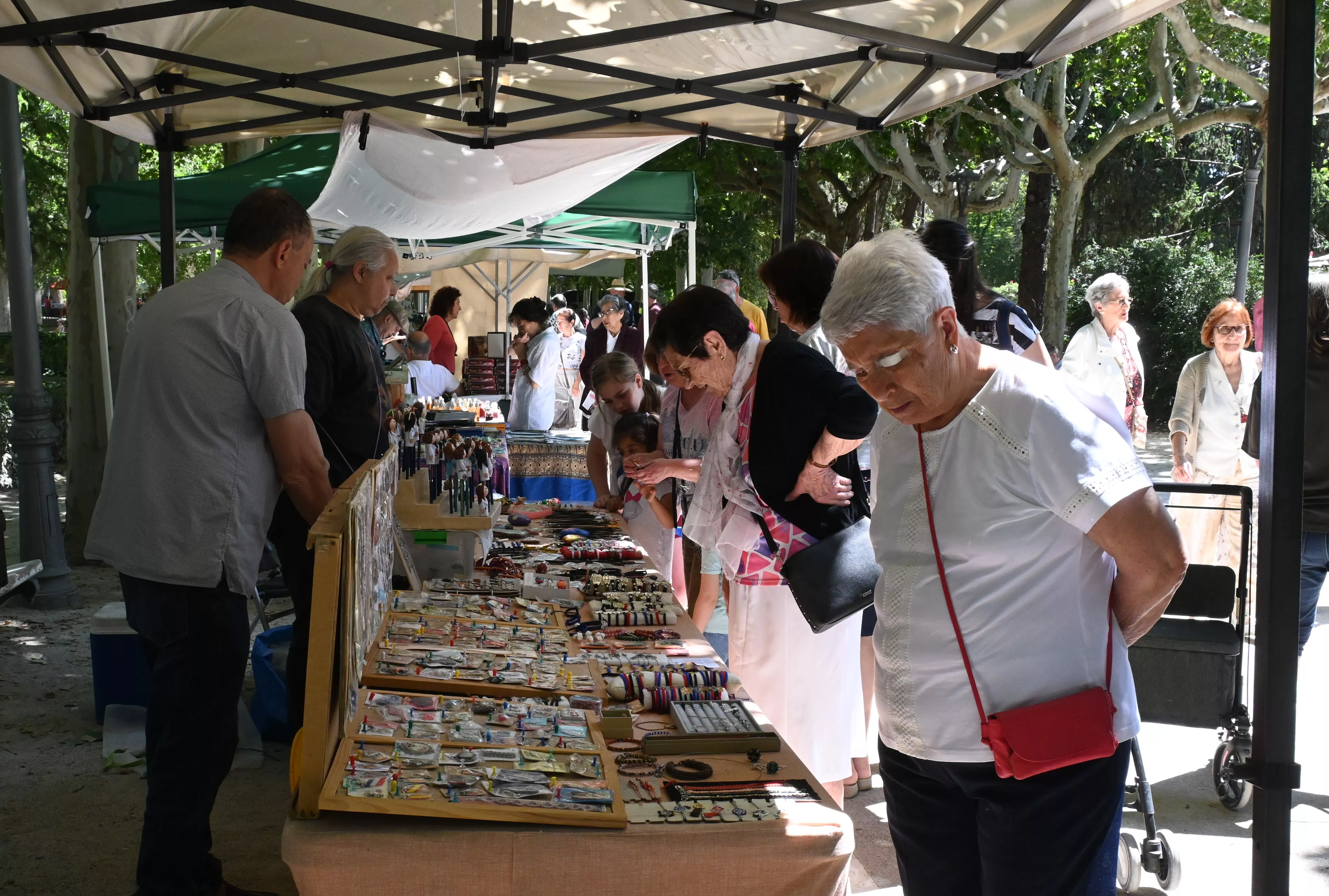 Feria de Artesanía de la Peña la Parrilla en el parque Miguel Servet de Huesca. Foto Carlos Jalle