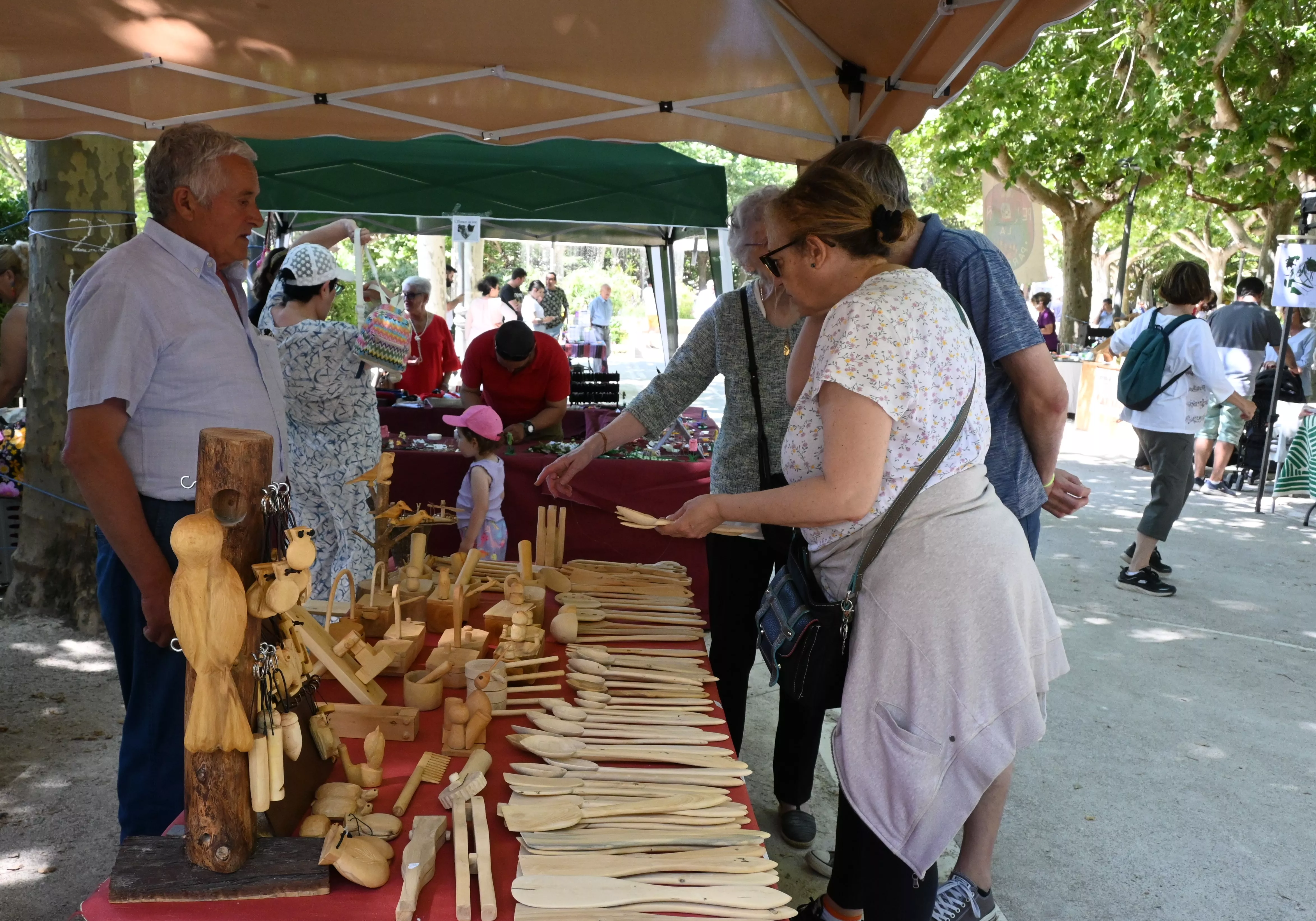 Feria de Artesanía de la Peña la Parrilla en el parque Miguel Servet de Huesca. Foto Carlos Jalle