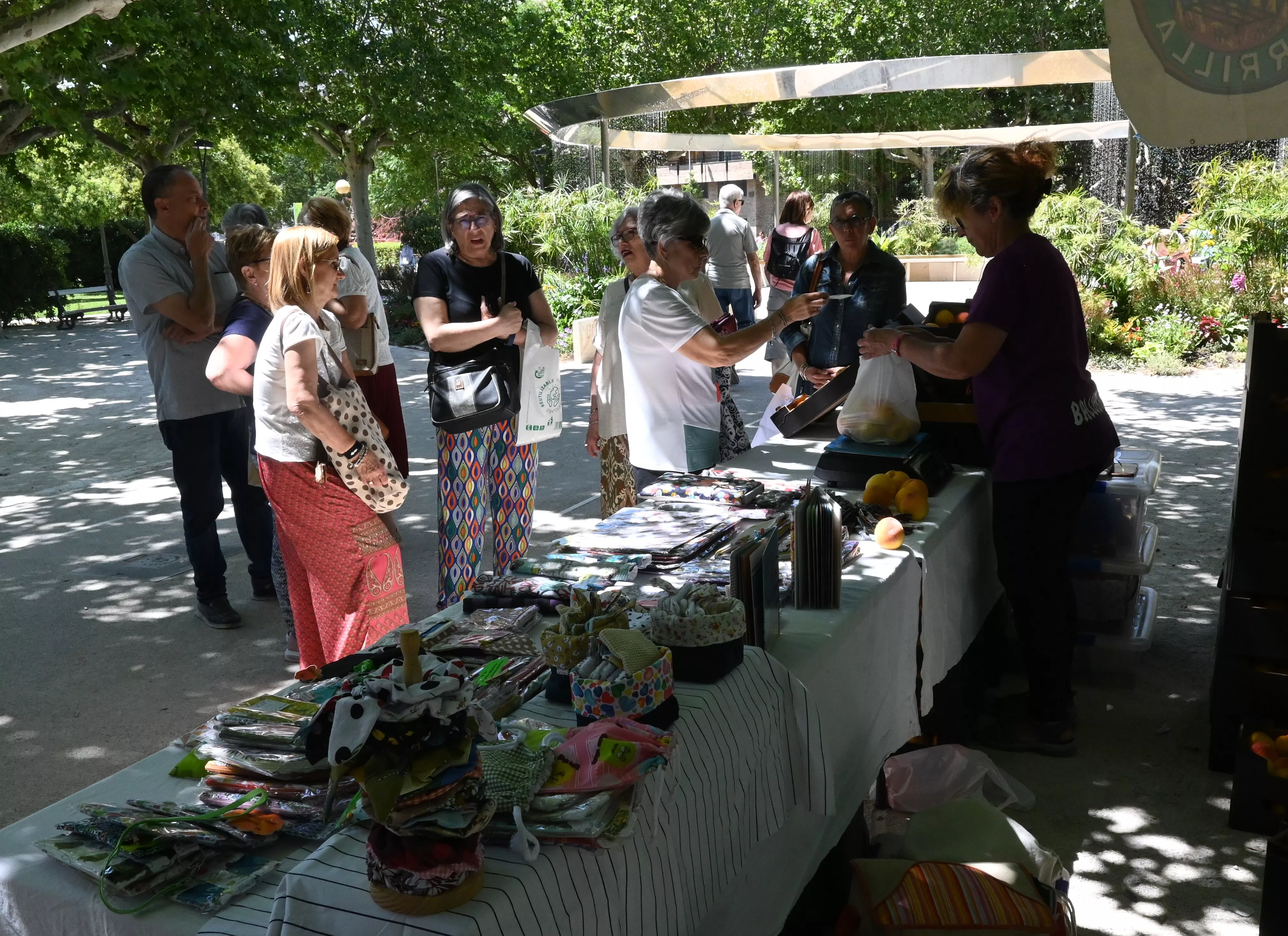 Feria de Artesanía de la Peña la Parrilla en el parque Miguel Servet de Huesca. Foto Carlos Jalle