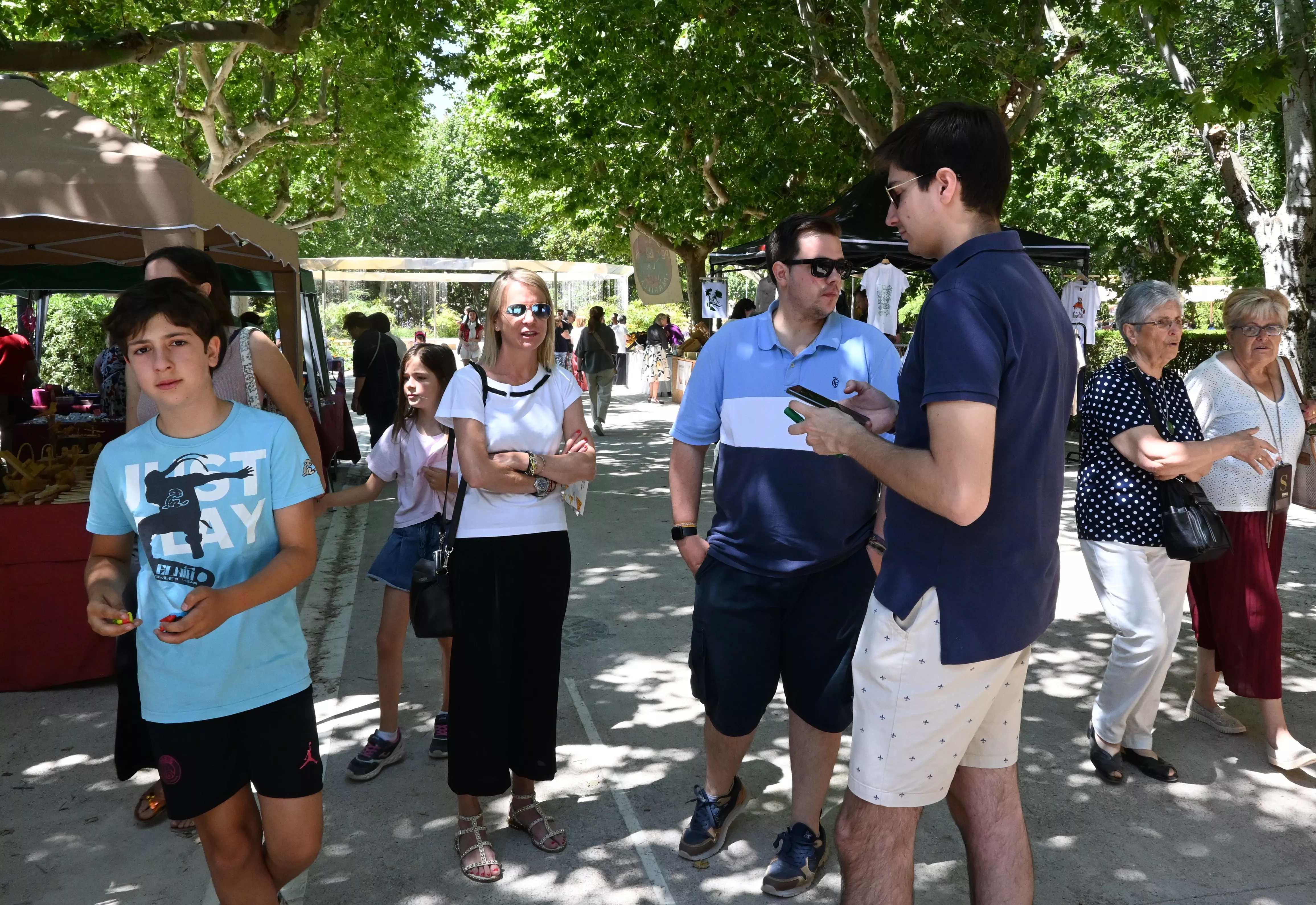 Feria de Artesanía de la Peña la Parrilla en el parque Miguel Servet de Huesca. Foto Carlos Jalle