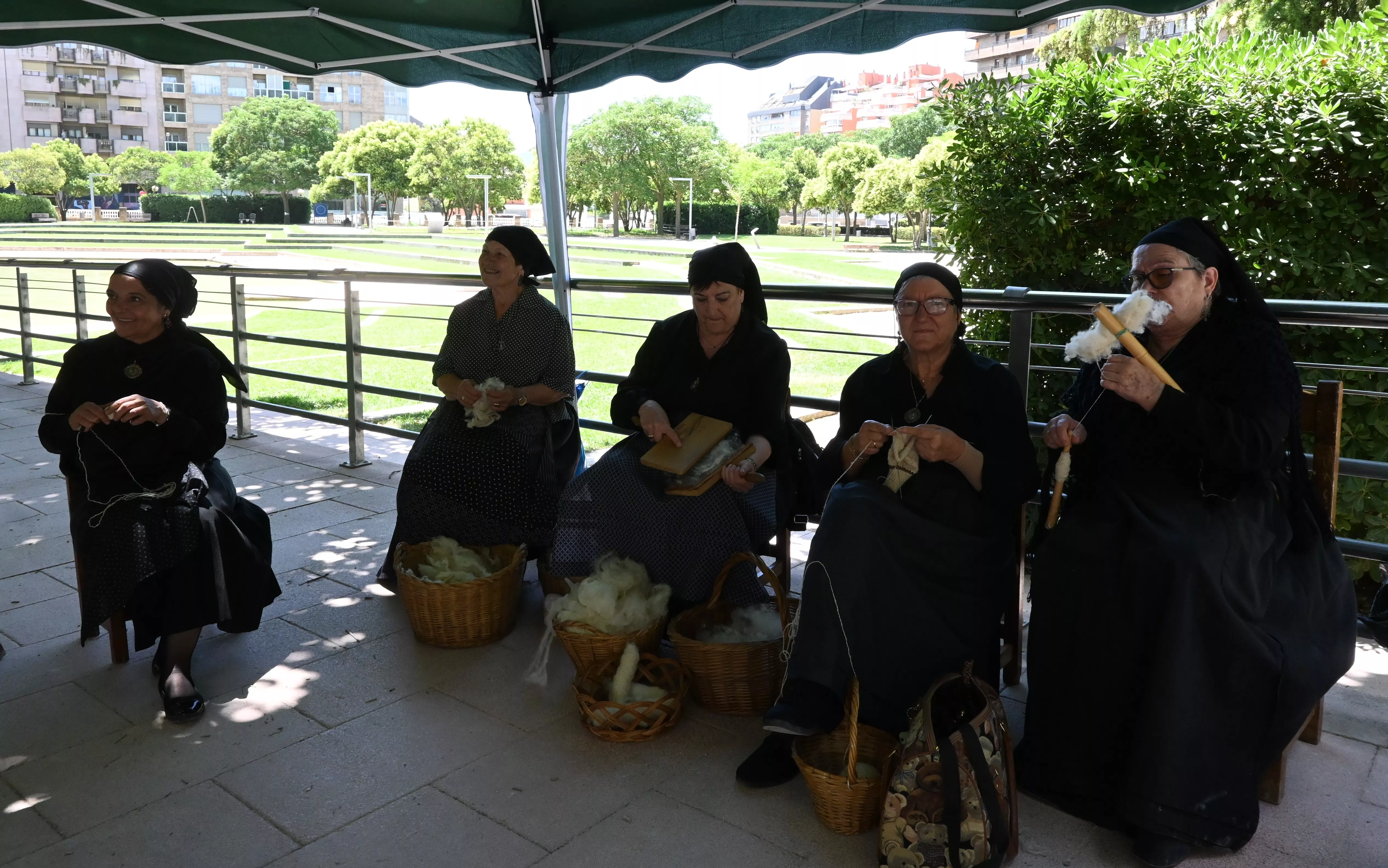 Feria de Artesanía de la Peña la Parrilla en el parque Miguel Servet de Huesca. Foto Carlos Jalle