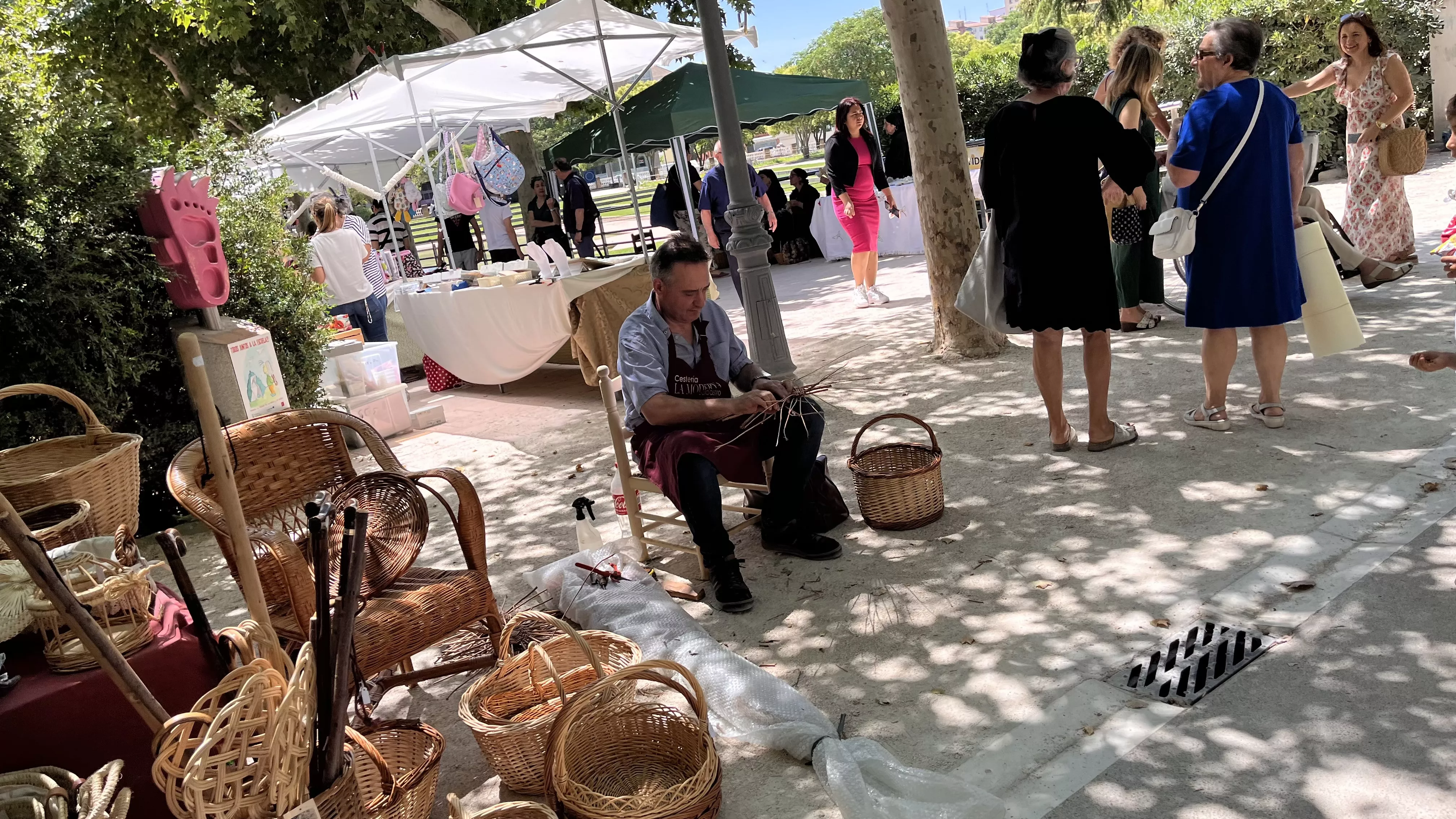 Feria de Artesanía de la Peña la Parrilla en el parque Miguel Servet de Huesca. Foto Mercedes Manterola