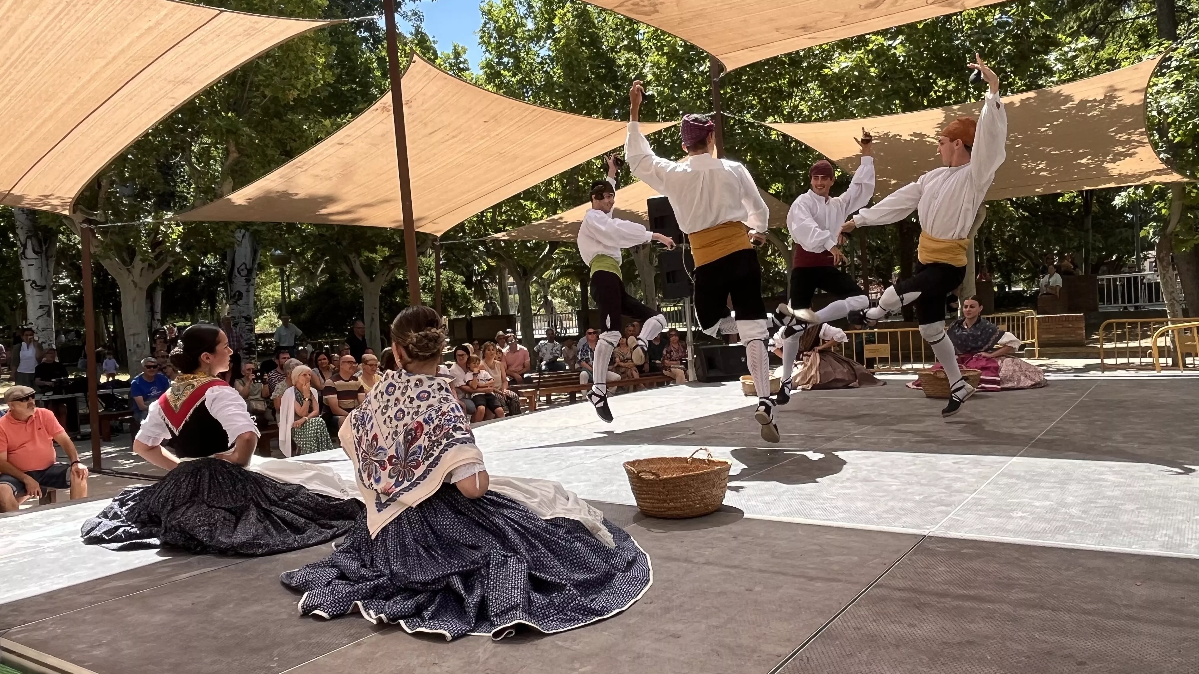 Actuación de Elenco Aragonés en el parque Miguel Servet de Huesca. Foto Mercedes Manterola