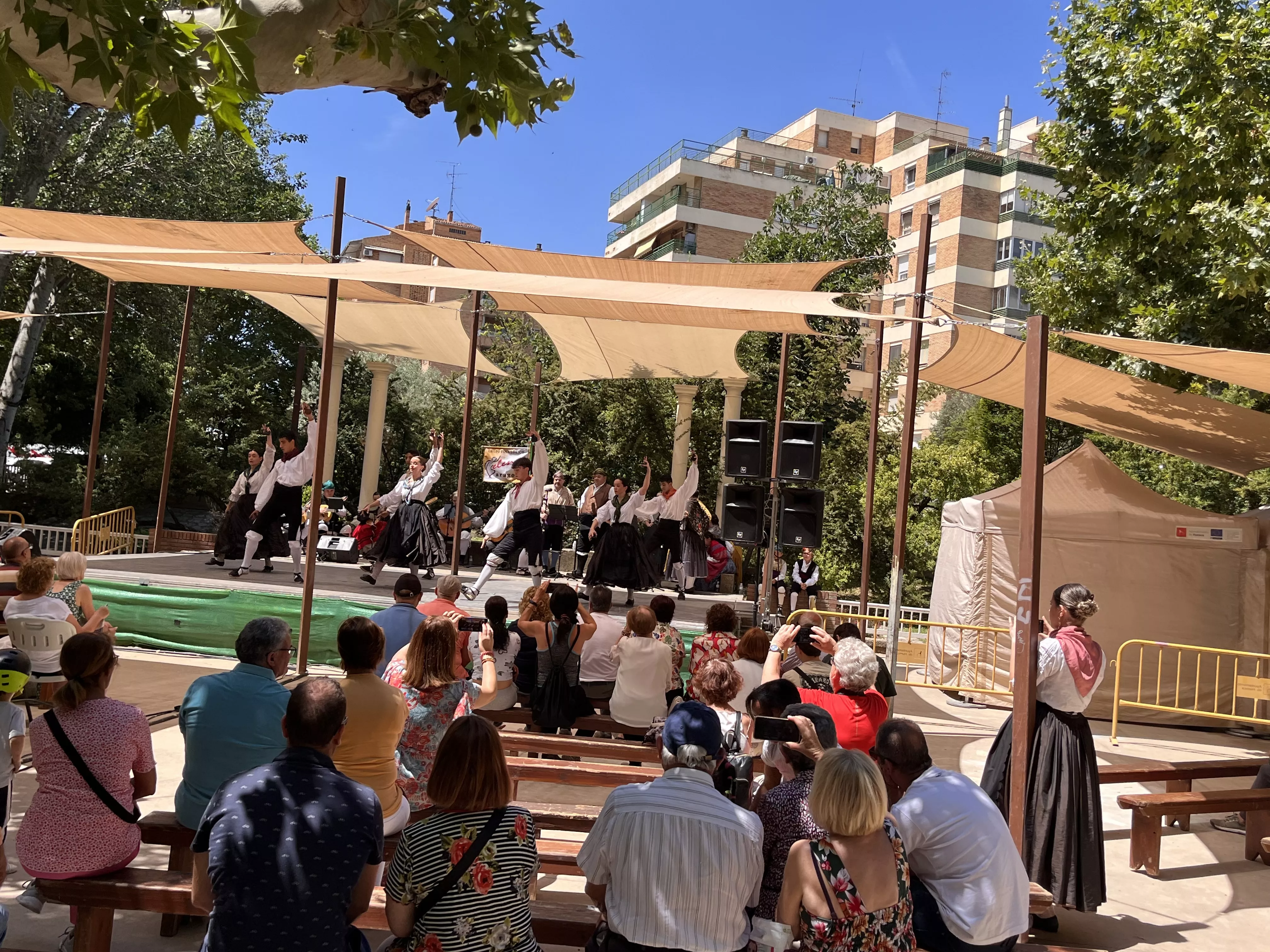 Actuación del grupo folklórico Elenco Aragonés en el Ciclo de Primavera de Huesca. Foto Mercedes Manterola