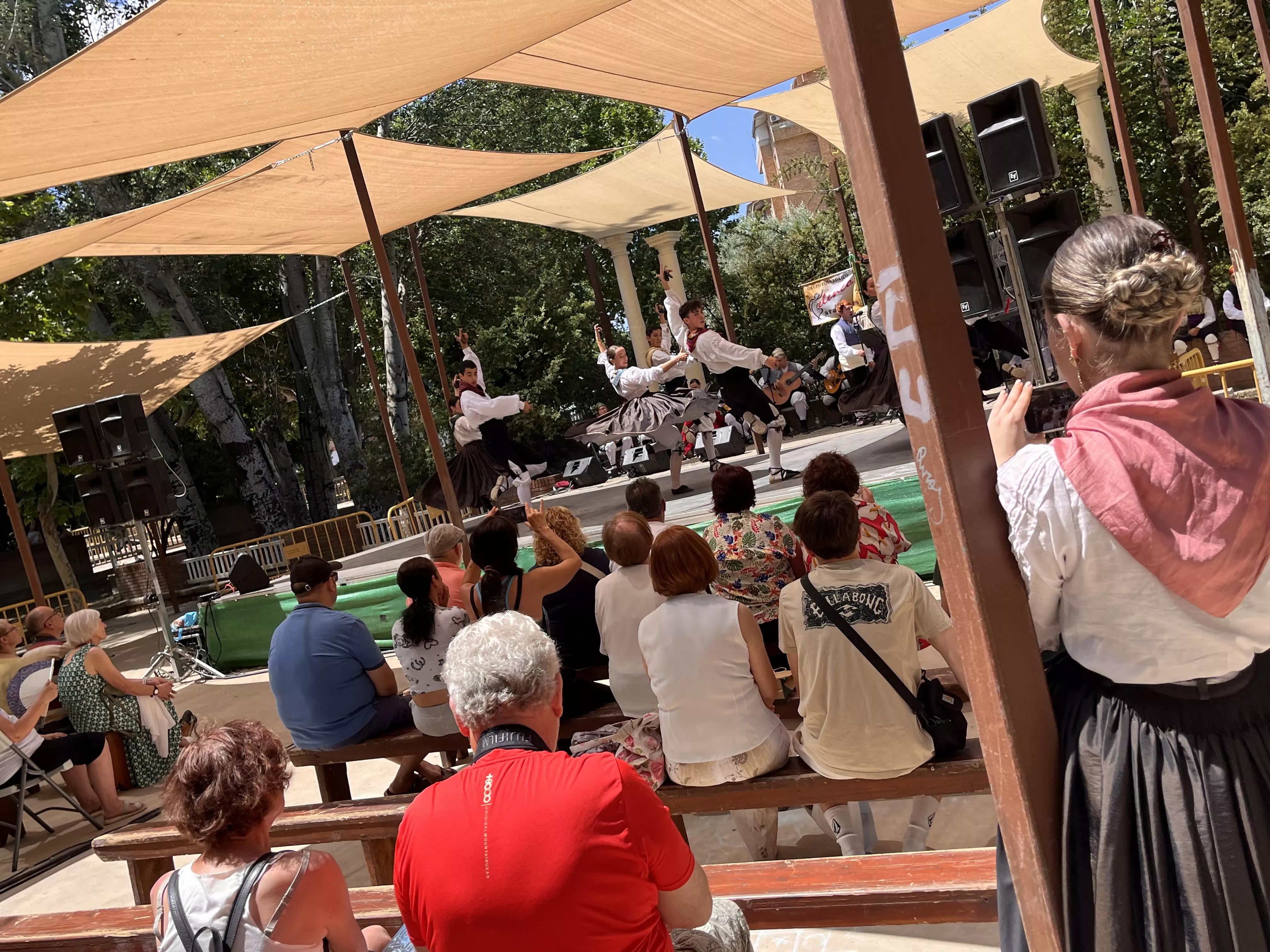 Actuación del grupo folklórico Elenco Aragonés en el Ciclo de Primavera de Huesca. Foto Mercedes Manterola
