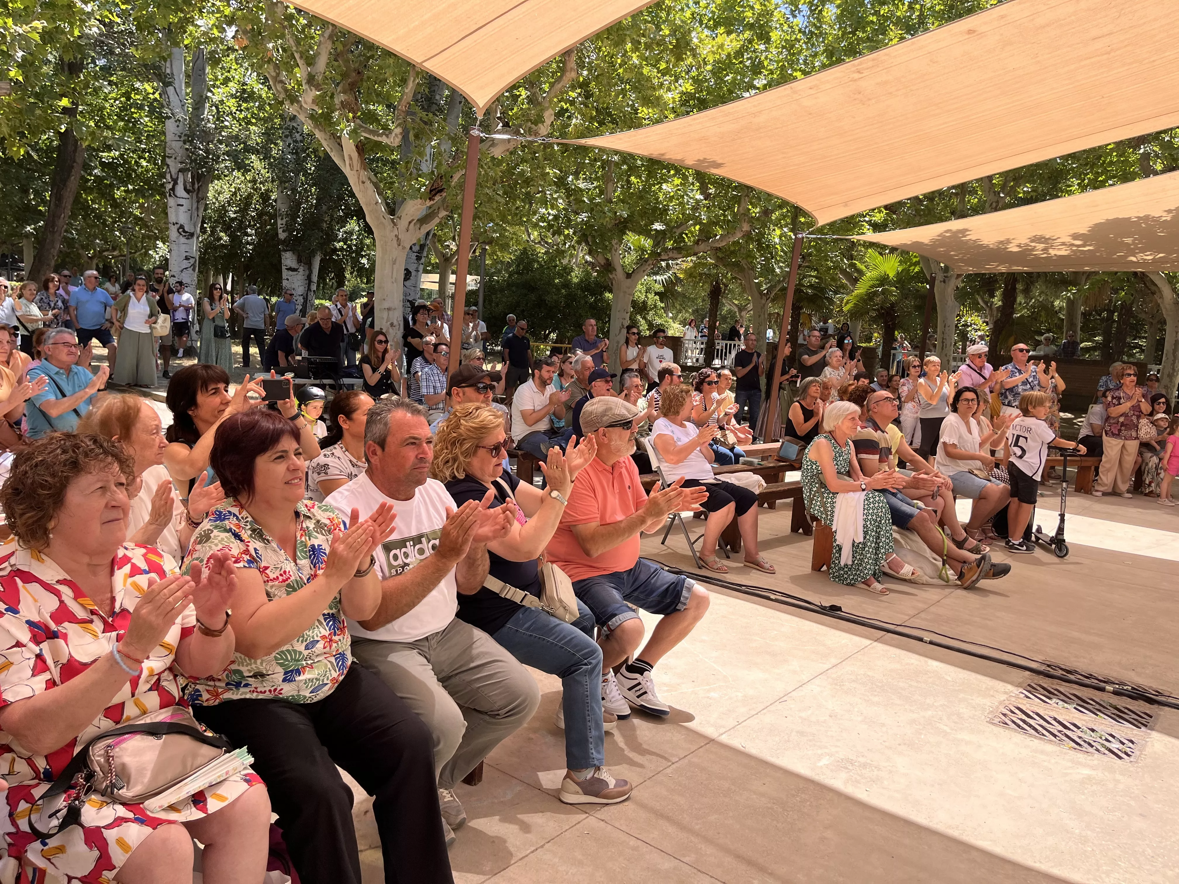 Actuación del grupo folklórico Elenco Aragonés en el Ciclo de Primavera de Huesca. Foto Mercedes Manterola