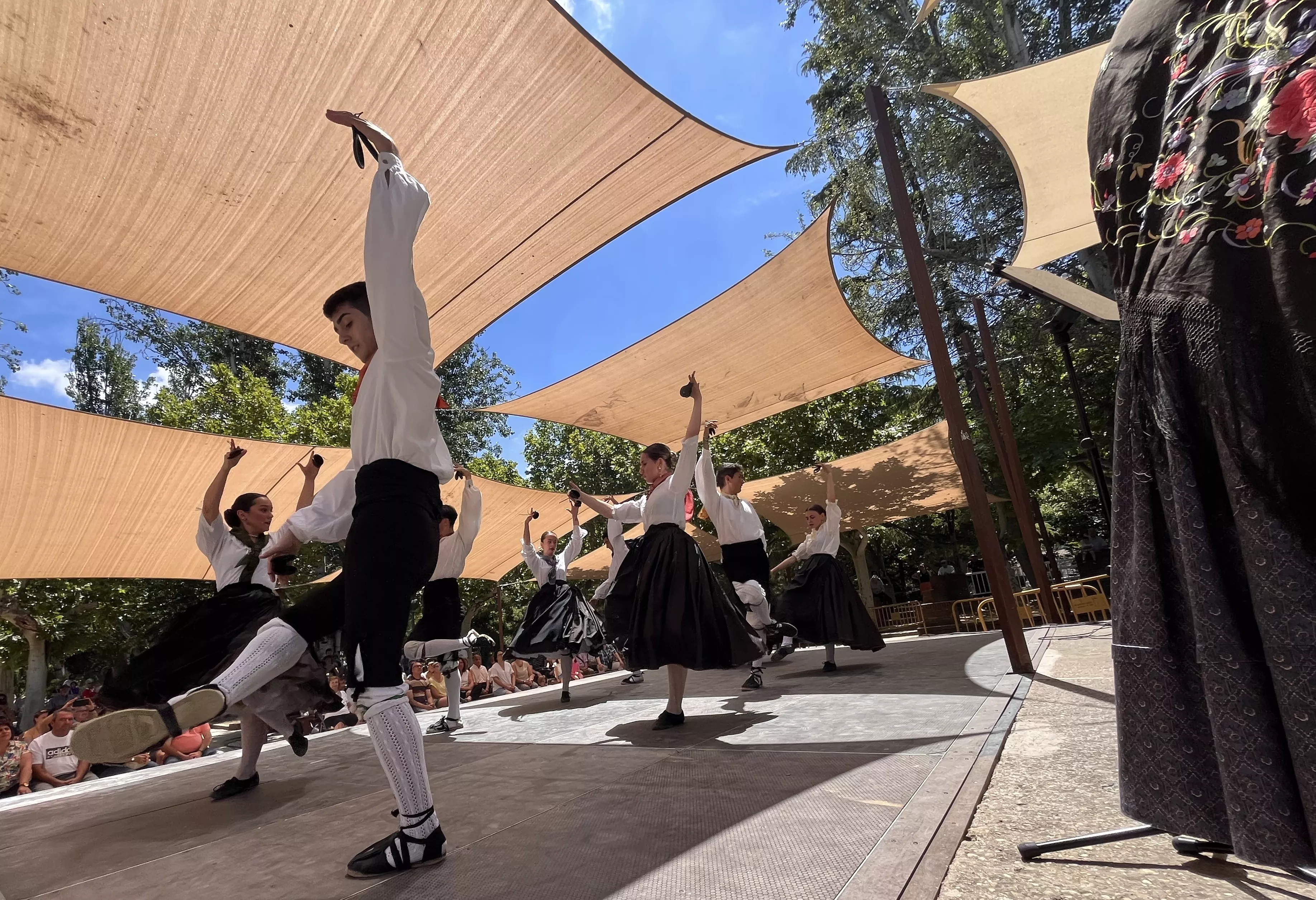 Actuación del grupo folklórico Elenco Aragonés en el Ciclo de Primavera de Huesca. Foto Mercedes Manterola