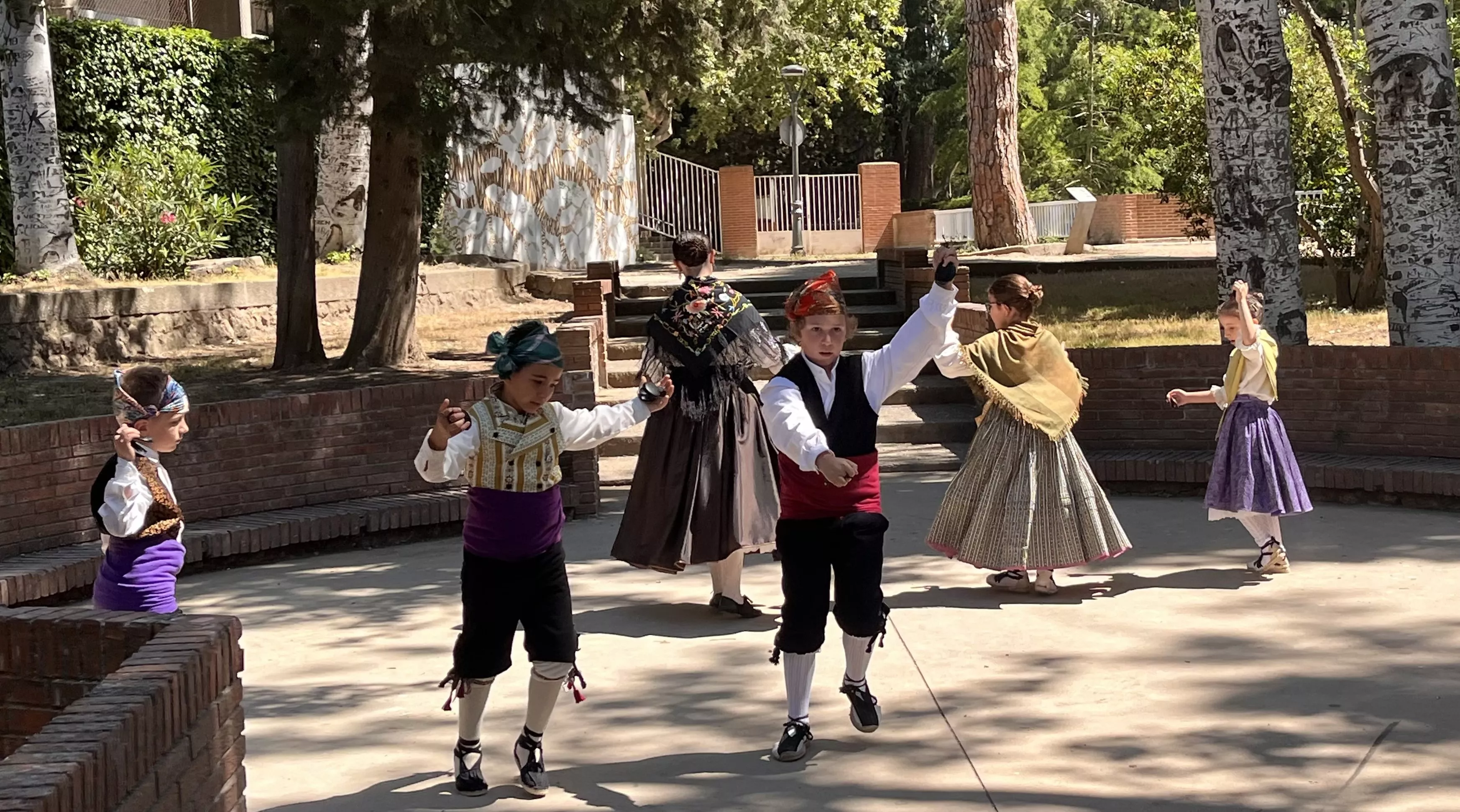 Actuación del grupo folklórico Elenco Aragonés en el Ciclo de Primavera de Huesca. Foto Mercedes Manterola