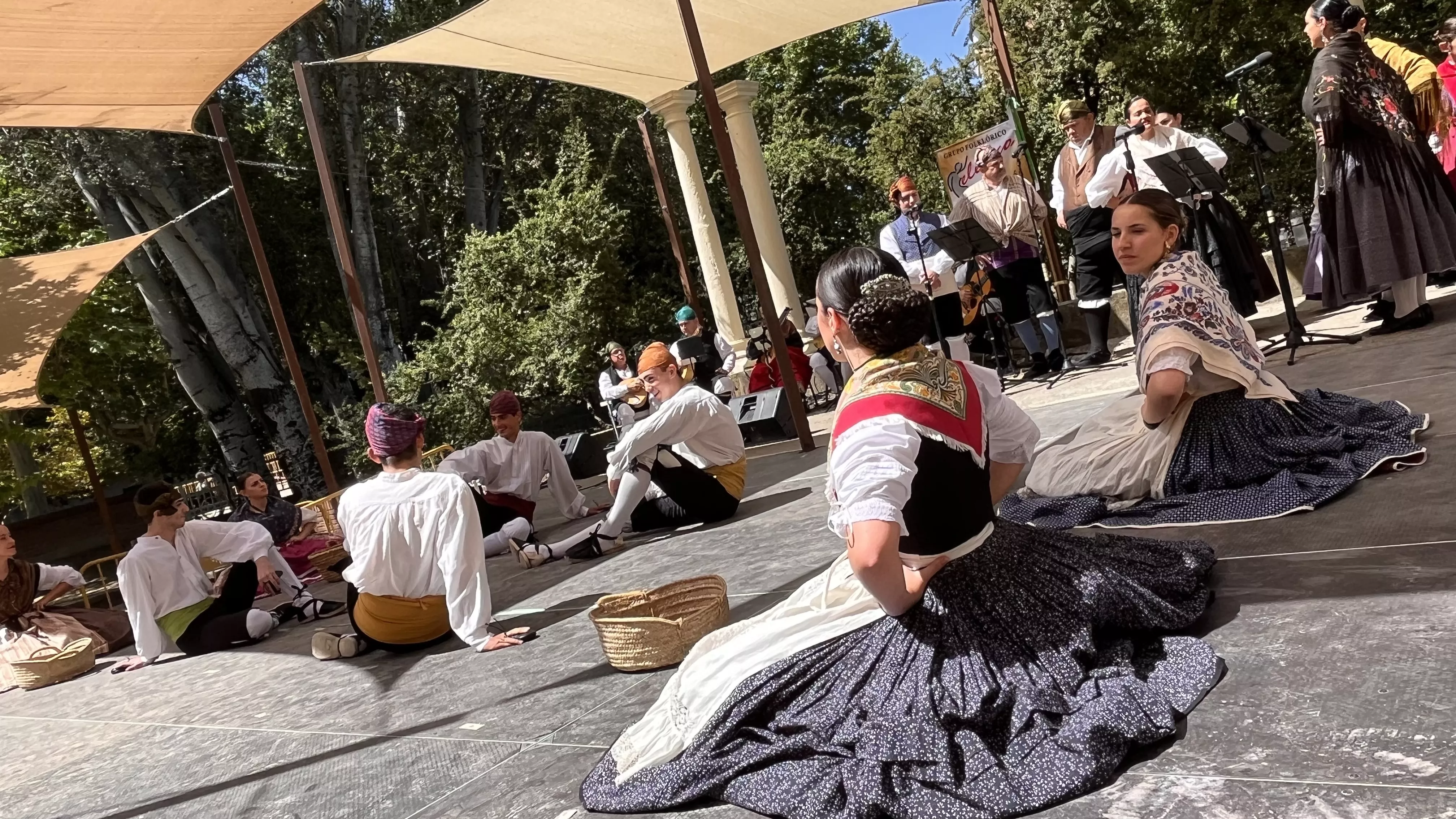 Actuación del grupo folklórico Elenco Aragonés en el Ciclo de Primavera de Huesca. Foto Mercedes Manterola