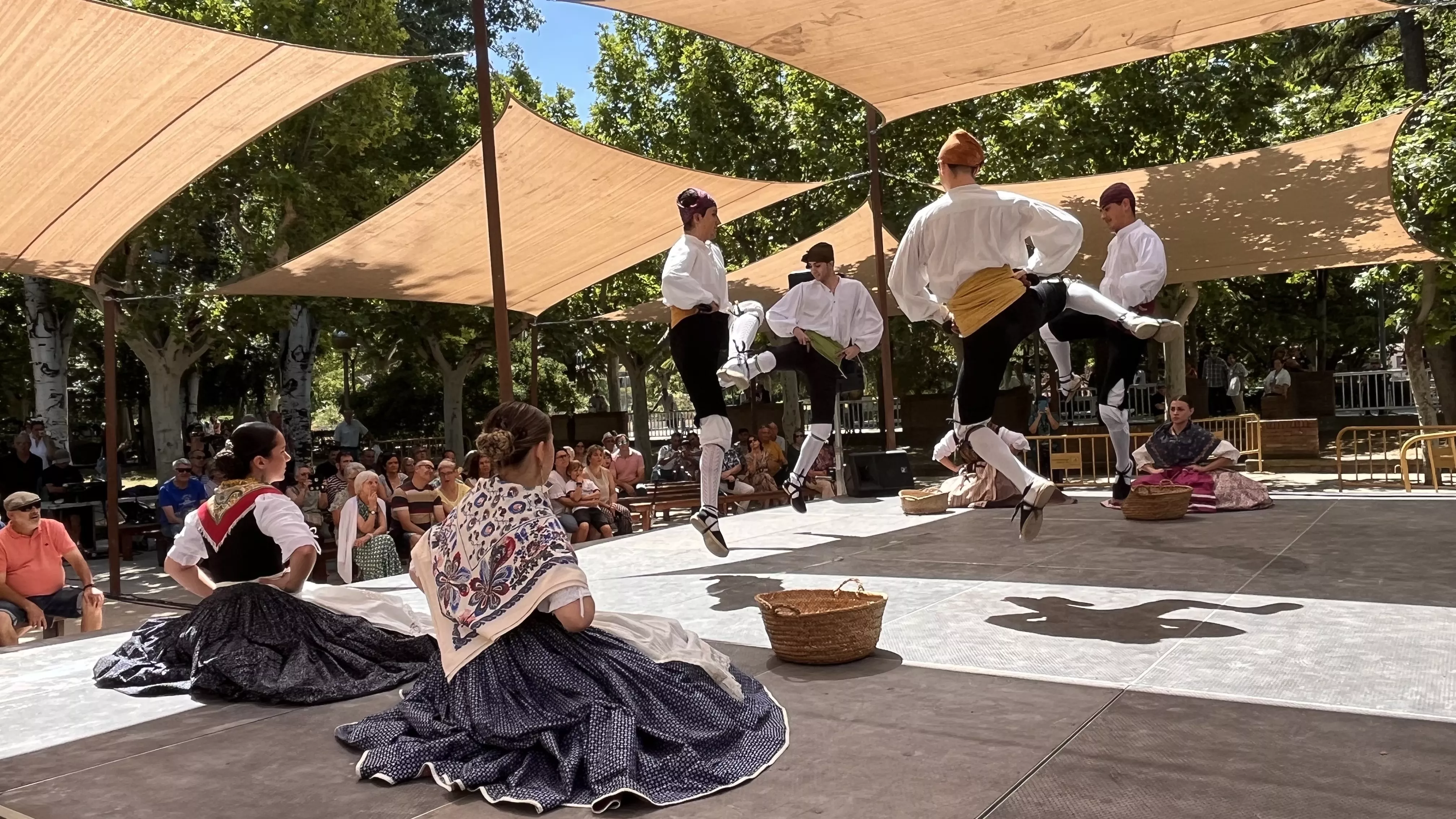 Actuación del grupo folklórico Elenco Aragonés en el Ciclo de Primavera de Huesca. Foto Mercedes Manterola