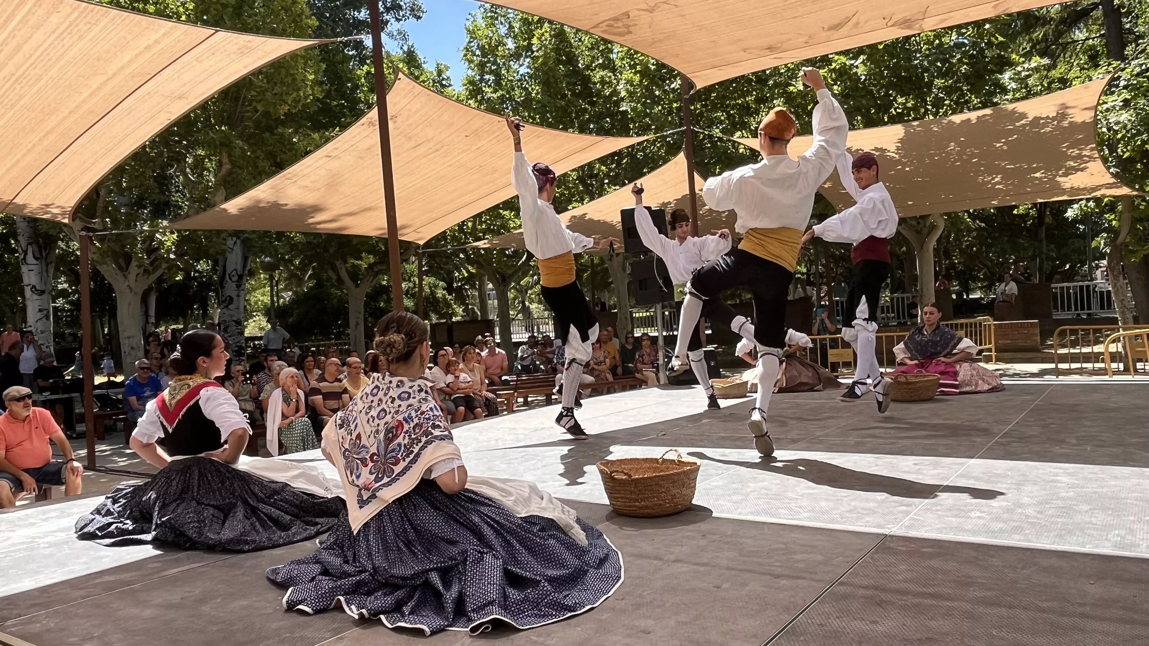 Actuación del grupo folklórico Elenco Aragonés en el Ciclo de Primavera de Huesca. Foto Mercedes Manterola