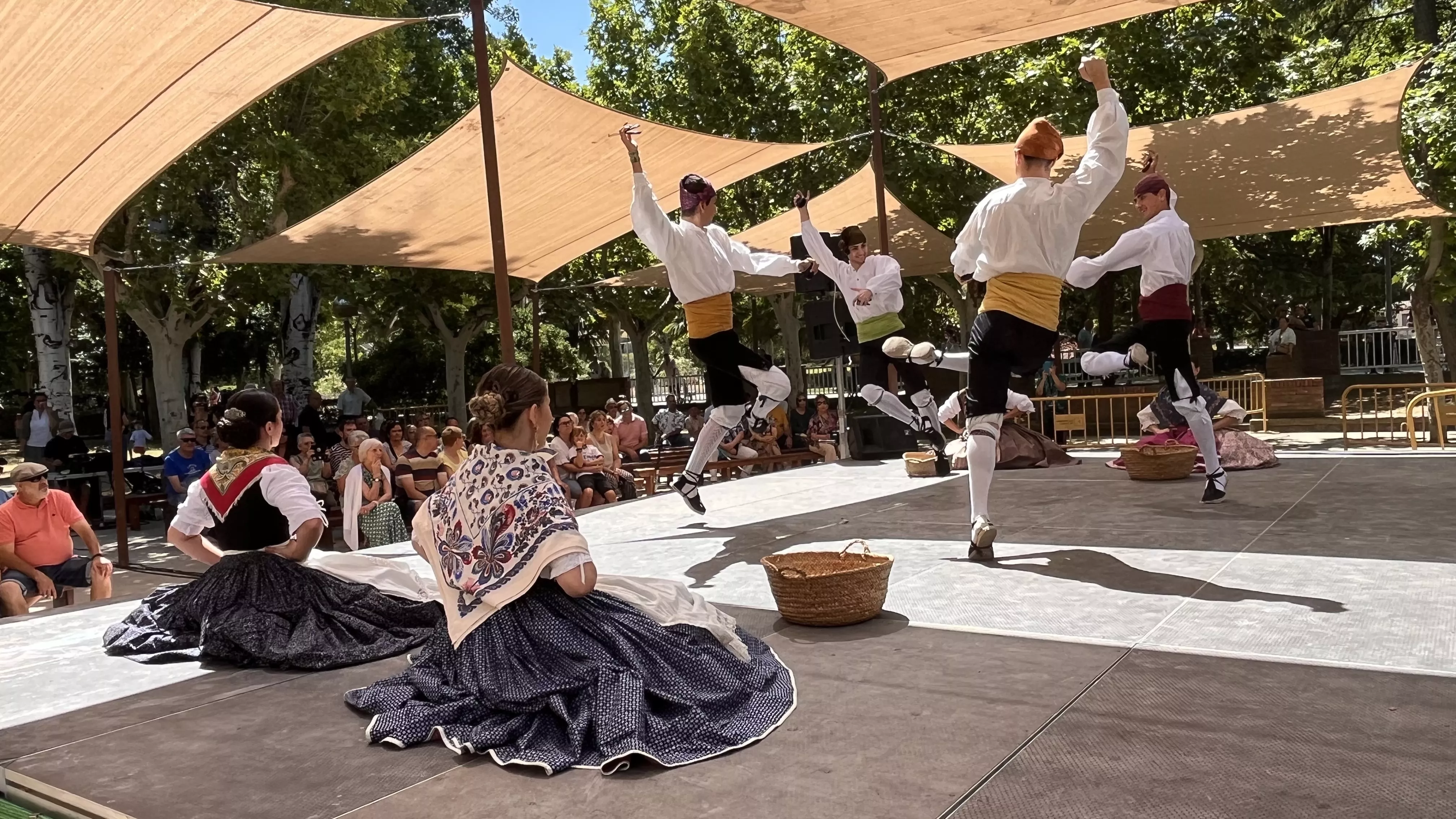 Actuación del grupo folklórico Elenco Aragonés en el Ciclo de Primavera de Huesca. Foto Mercedes Manterola