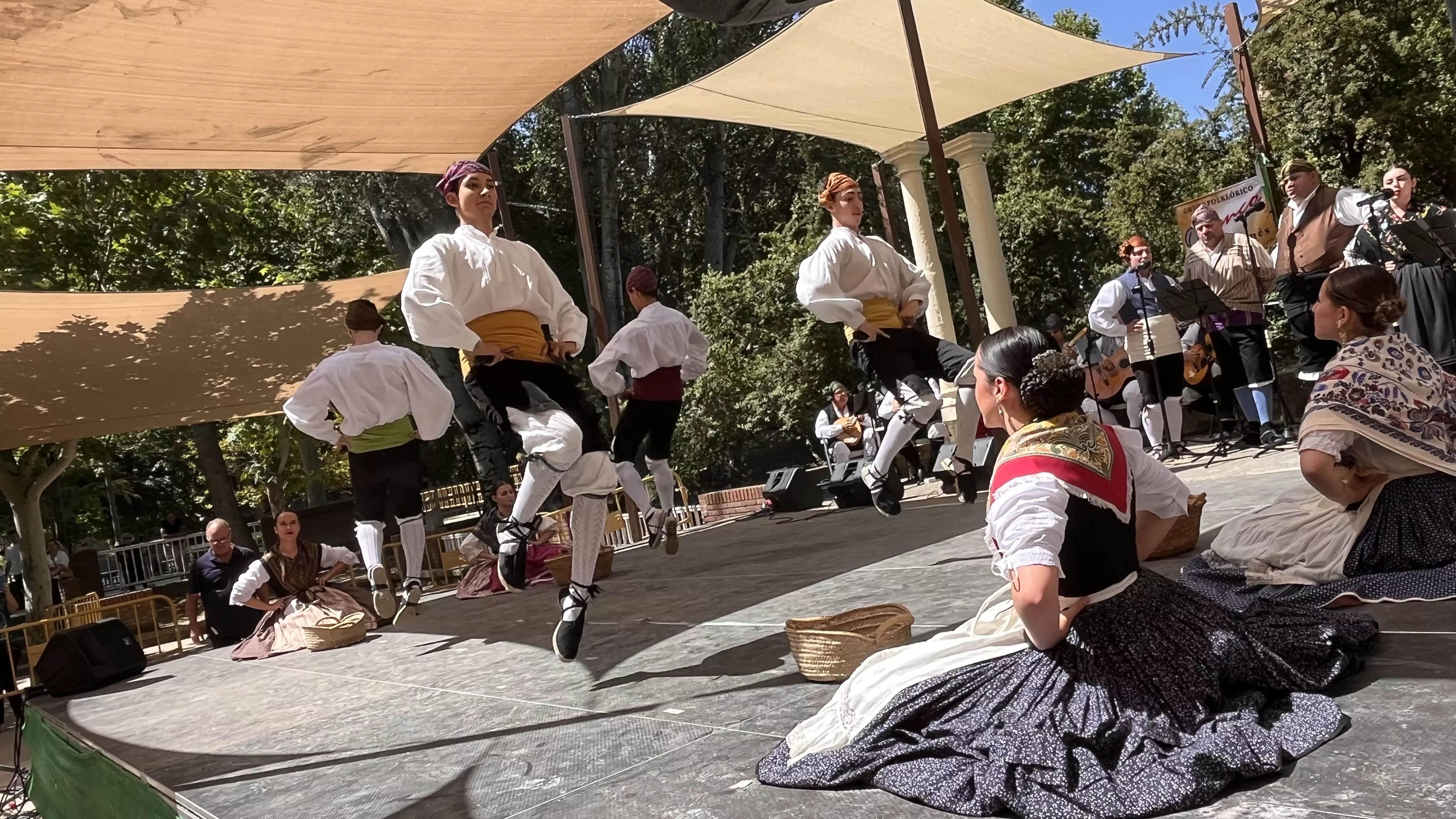 Actuación del grupo folklórico Elenco Aragonés en el Ciclo de Primavera de Huesca. Foto Mercedes Manterola