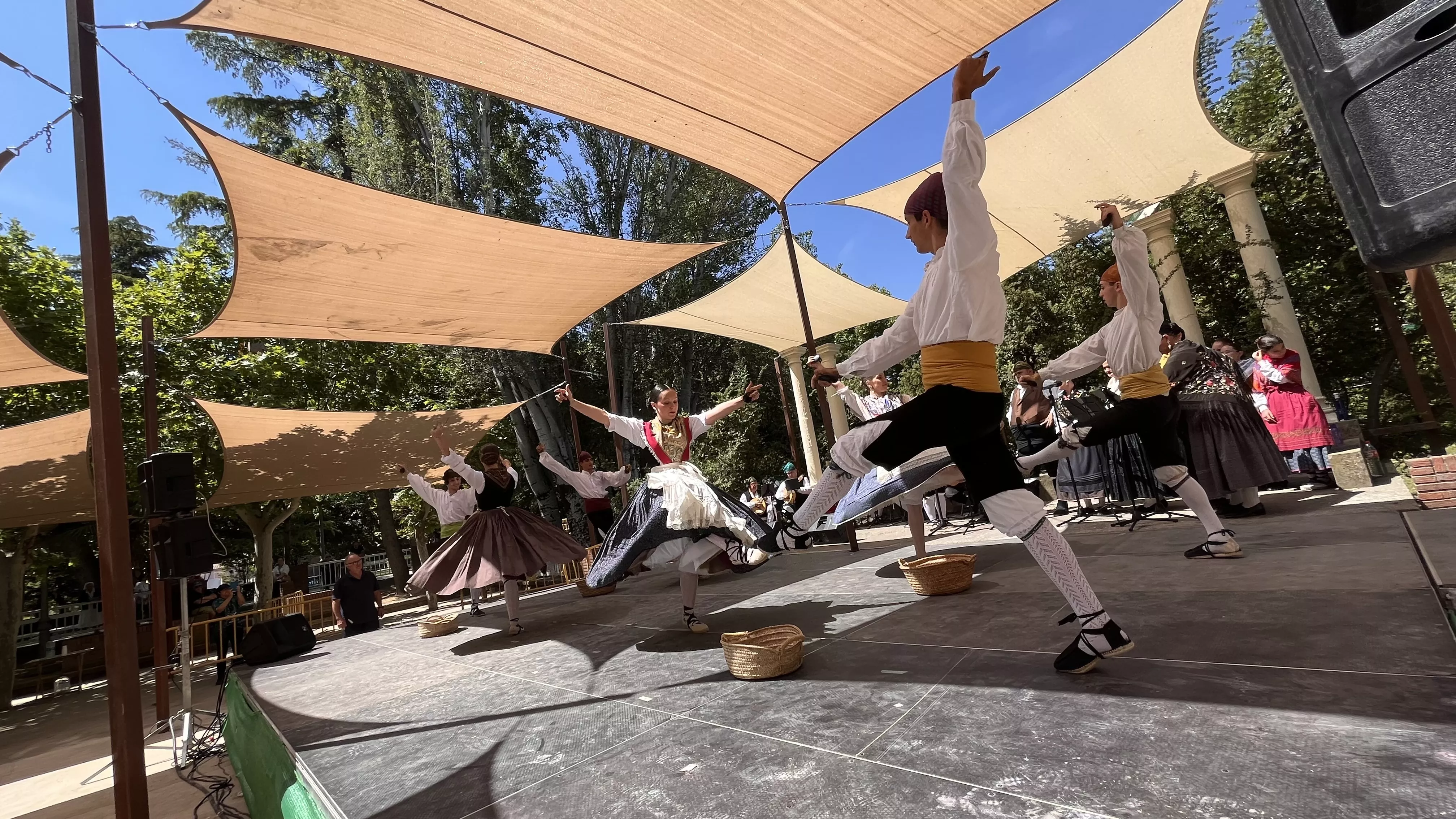 Actuación del grupo folklórico Elenco Aragonés en el Ciclo de Primavera de Huesca. Foto Mercedes Manterola