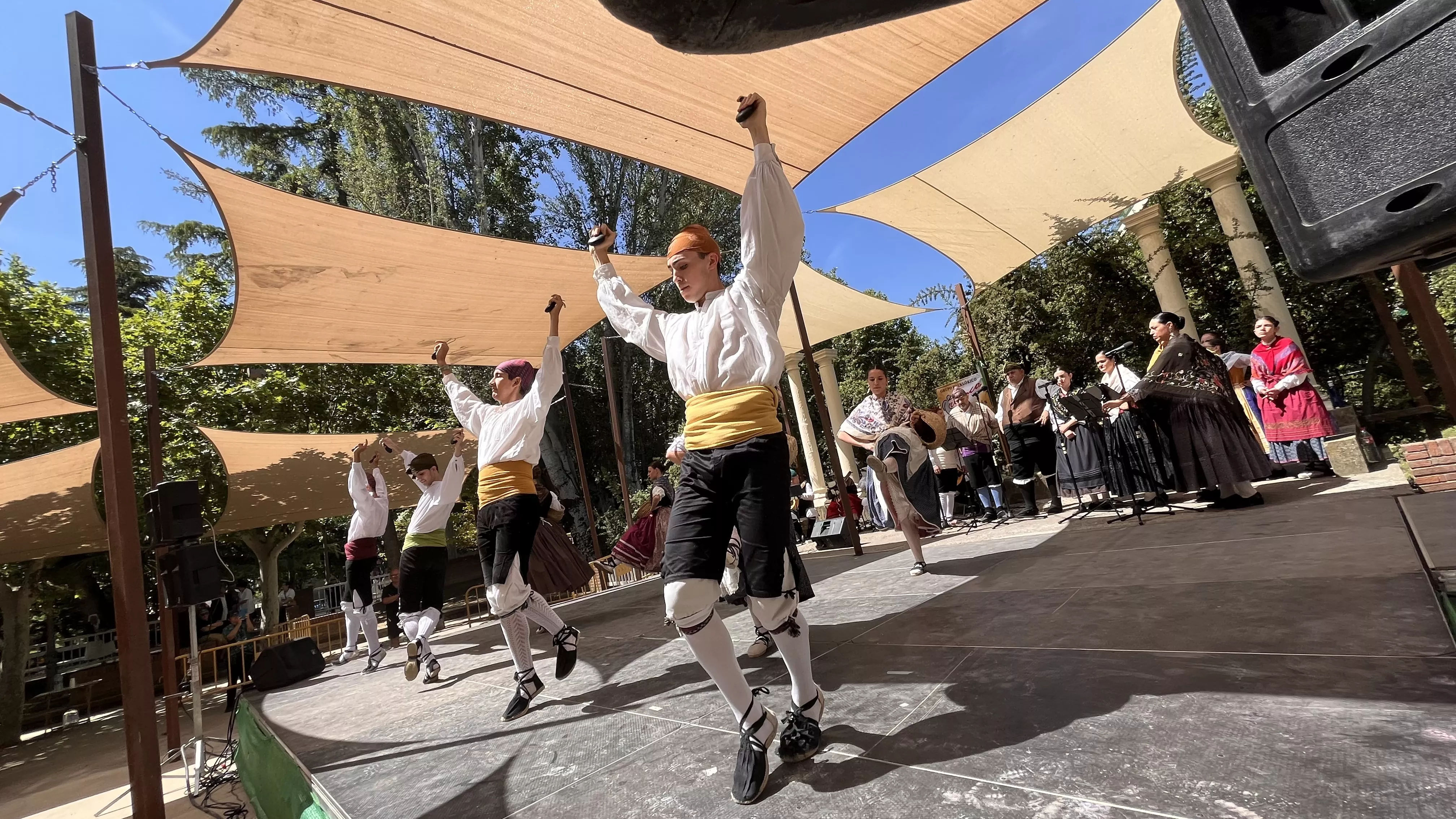 Actuación del grupo folklórico Elenco Aragonés en el Ciclo de Primavera de Huesca. Foto Mercedes Manterola