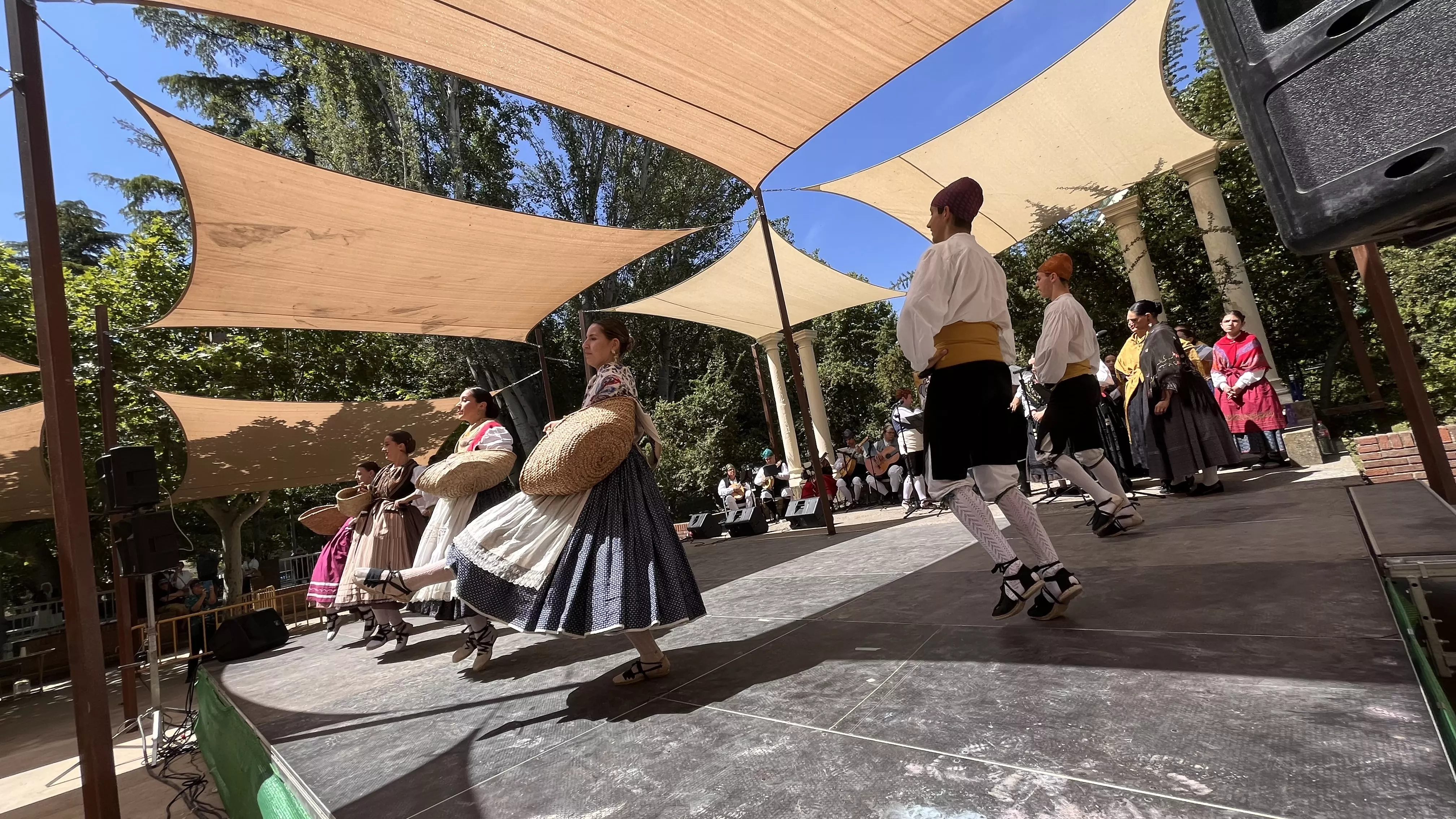 Actuación del grupo folklórico Elenco Aragonés en el Ciclo de Primavera de Huesca. Foto Mercedes Manterola