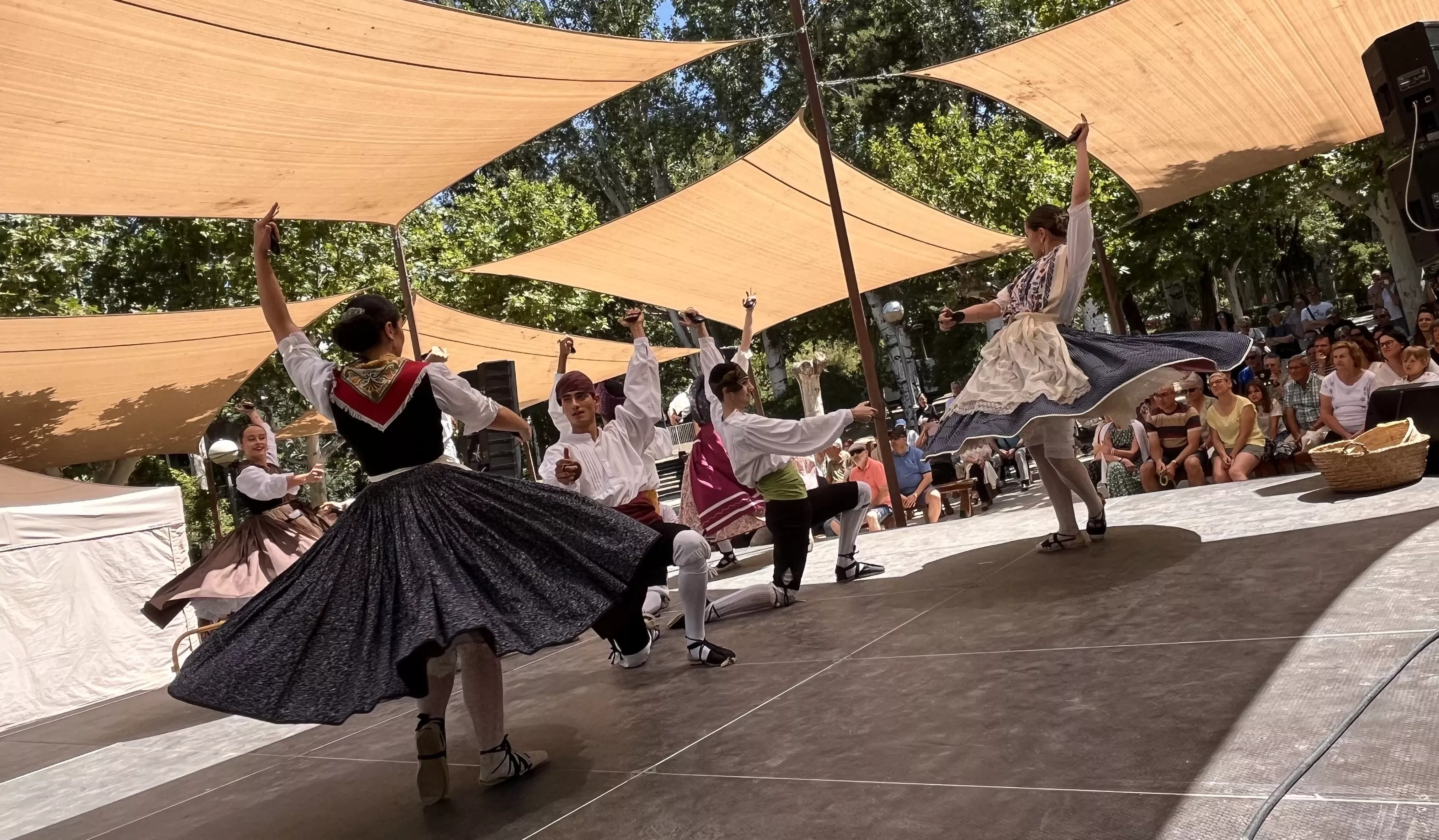 Actuación del grupo folklórico Elenco Aragonés en el Ciclo de Primavera de Huesca. Foto Mercedes Manterola