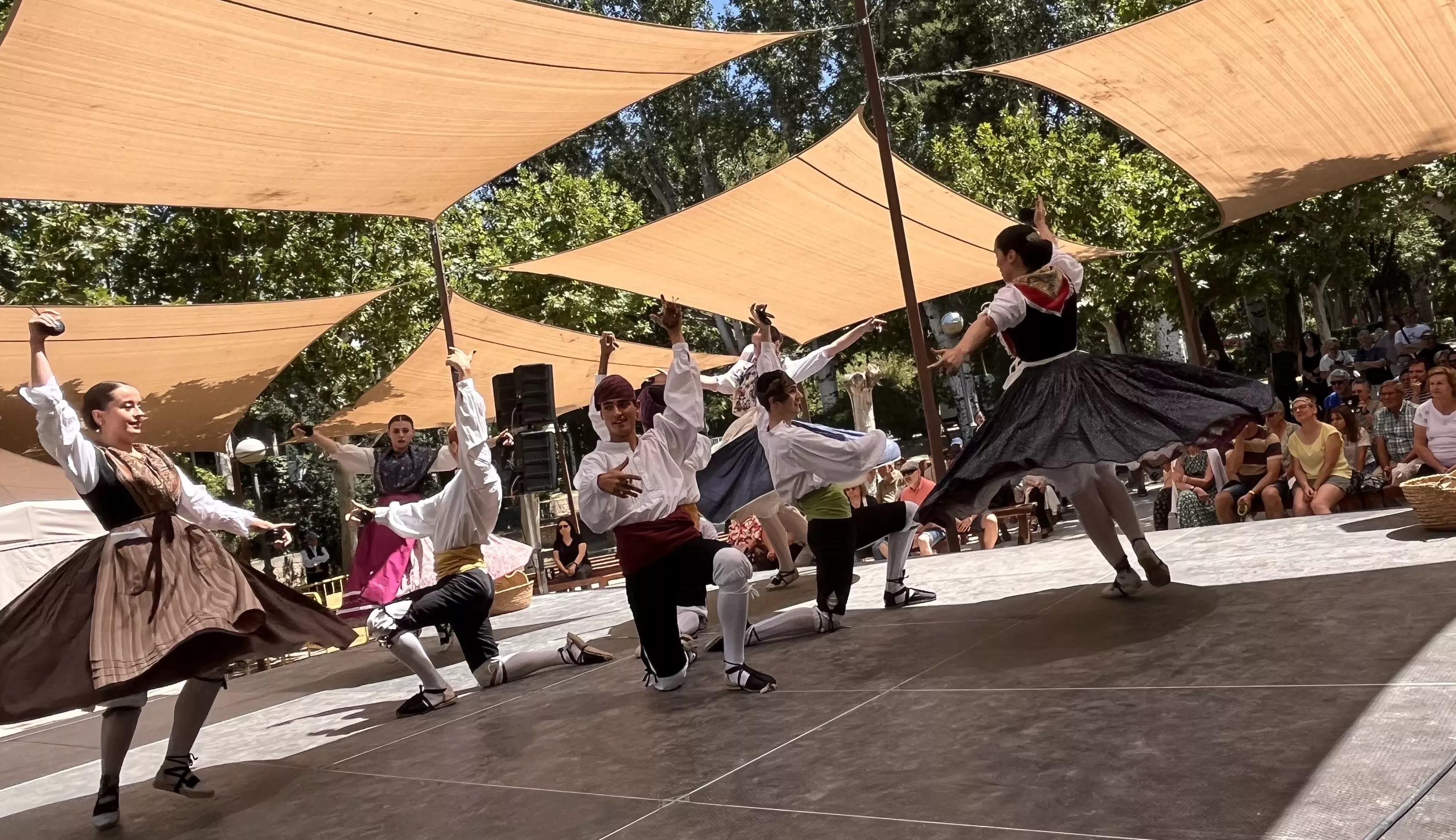 Actuación del grupo folklórico Elenco Aragonés en el Ciclo de Primavera de Huesca. Foto Mercedes Manterola