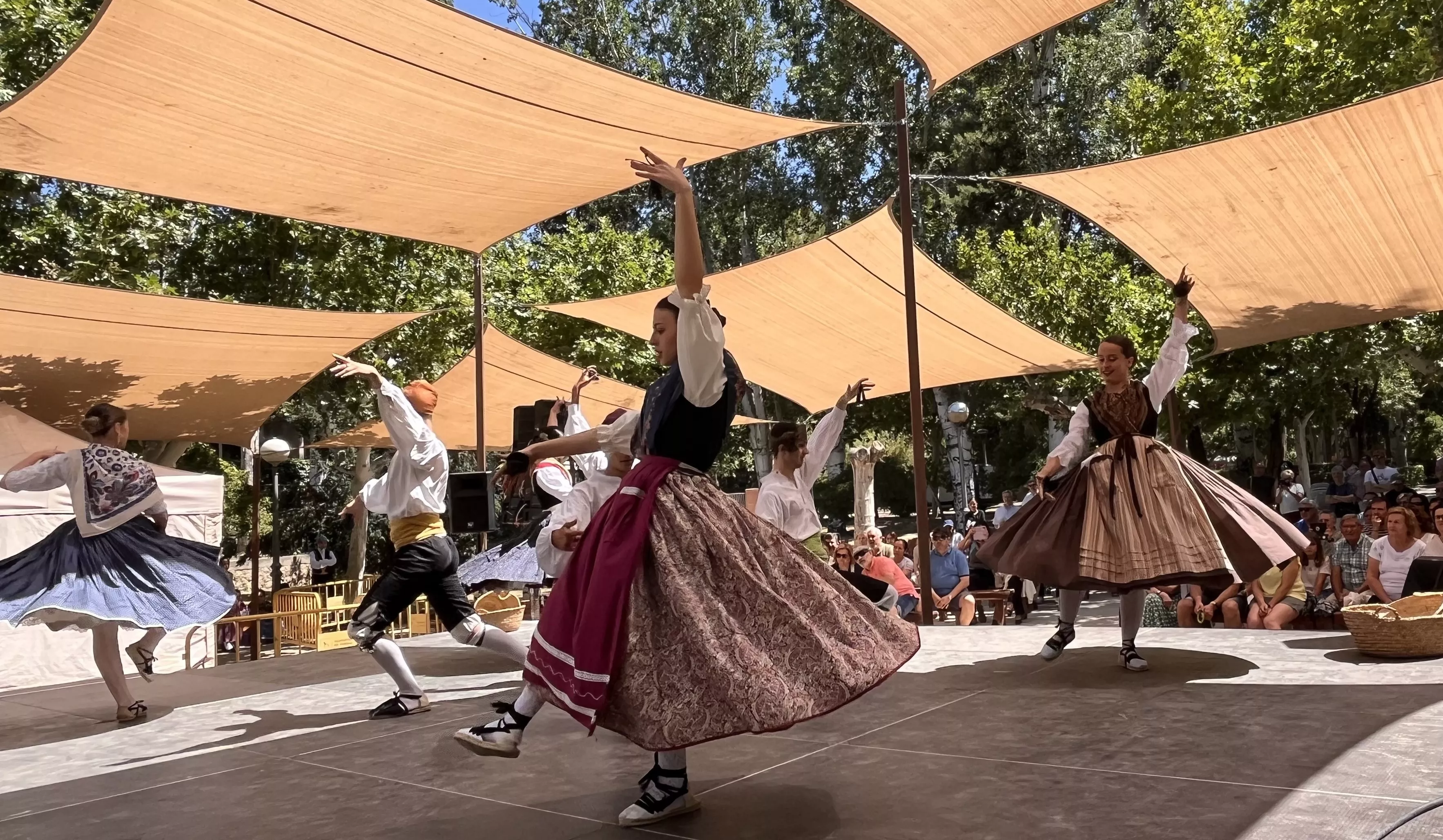 Actuación del grupo folklórico Elenco Aragonés en el Ciclo de Primavera de Huesca. Foto Mercedes Manterola