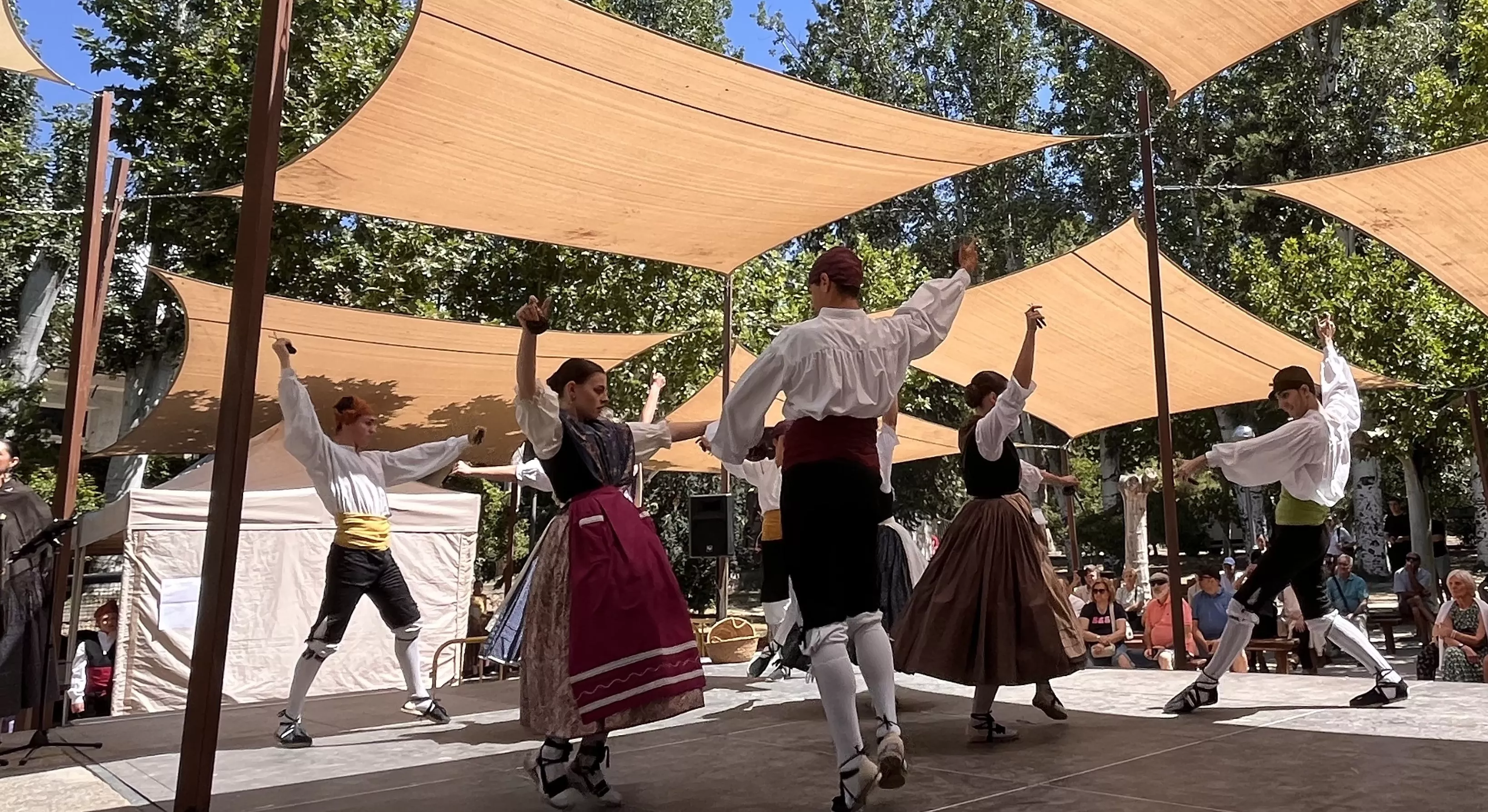 Actuación del grupo folklórico Elenco Aragonés en el Ciclo de Primavera de Huesca. Foto Mercedes Manterola