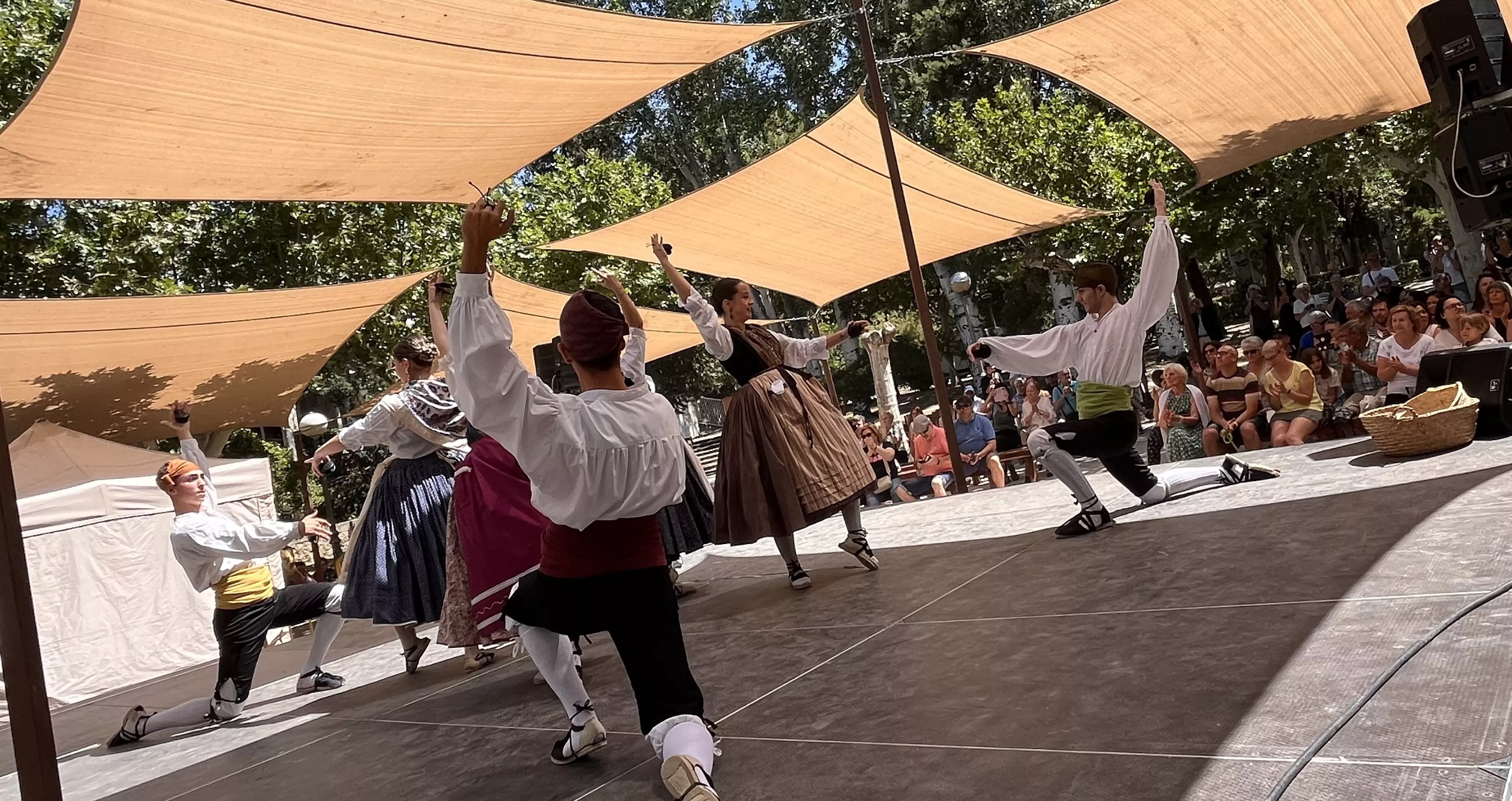 Actuación del grupo folklórico Elenco Aragonés en el Ciclo de Primavera de Huesca. Foto Mercedes Manterola