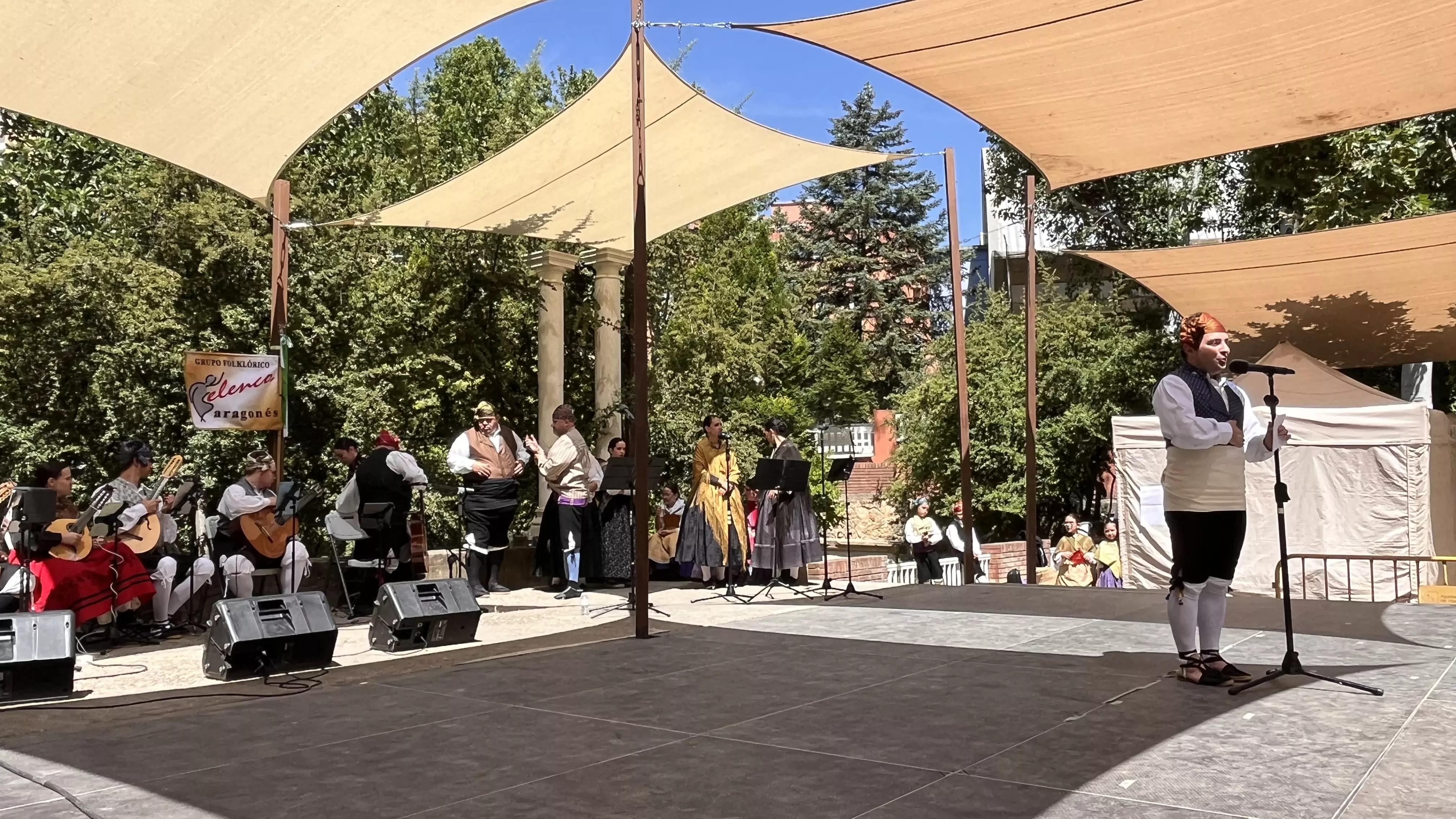 Actuación del grupo folklórico Elenco Aragonés en el Ciclo de Primavera de Huesca. Foto Mercedes Manterola
