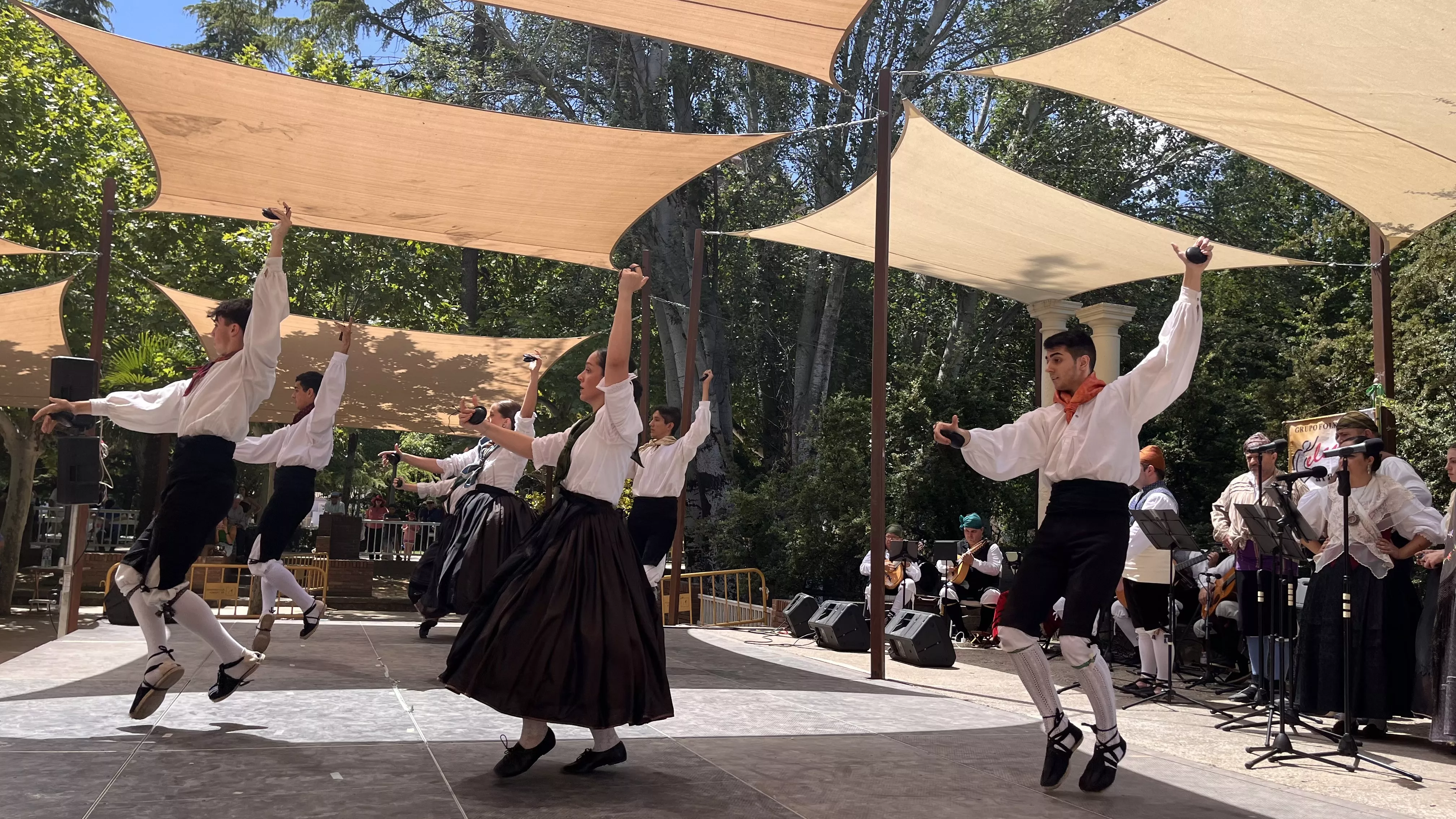 Actuación del grupo folklórico Elenco Aragonés en el Ciclo de Primavera de Huesca. Foto Mercedes Manterola