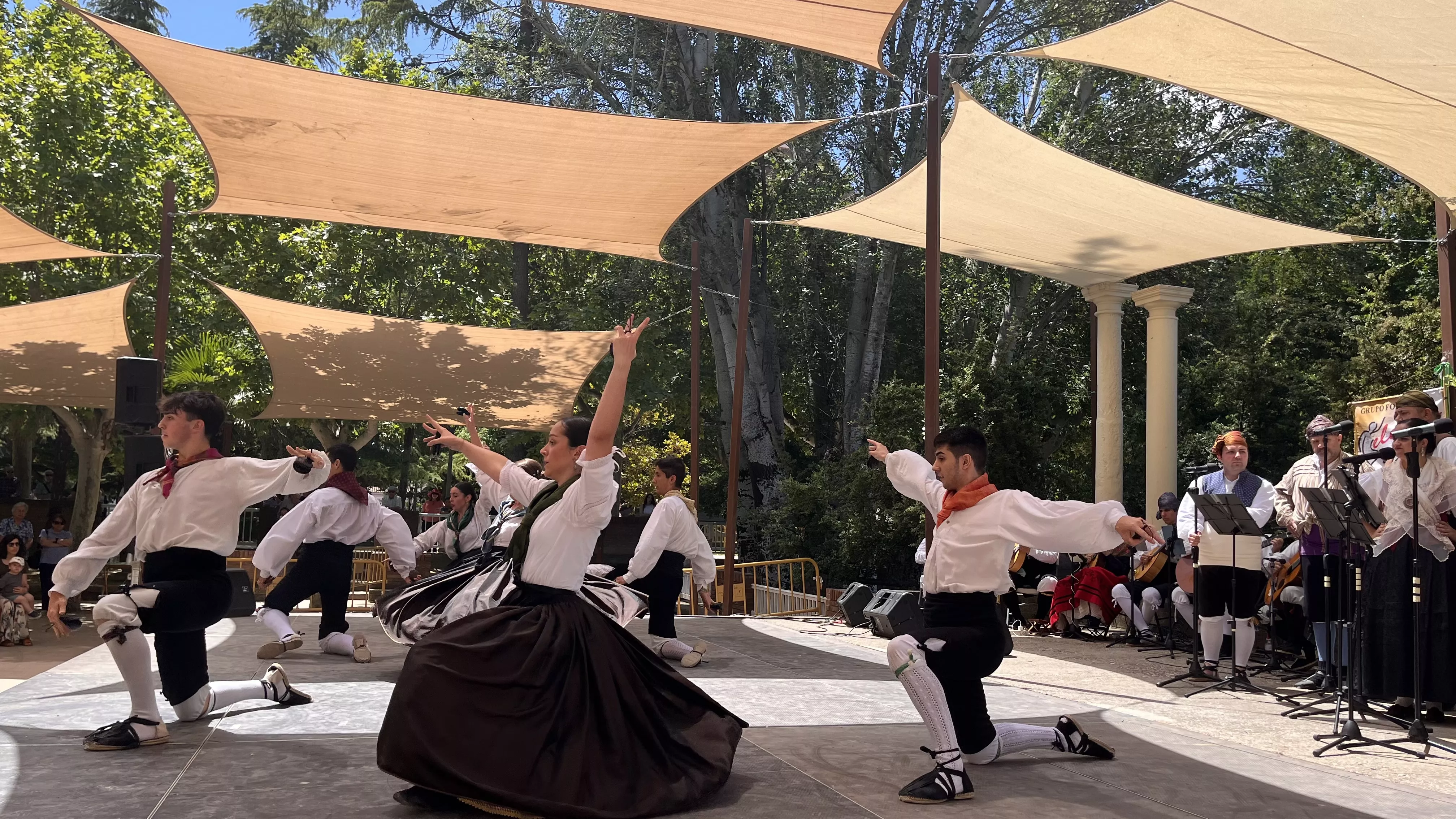 Actuación del grupo folklórico Elenco Aragonés en el Ciclo de Primavera de Huesca. Foto Mercedes Manterola