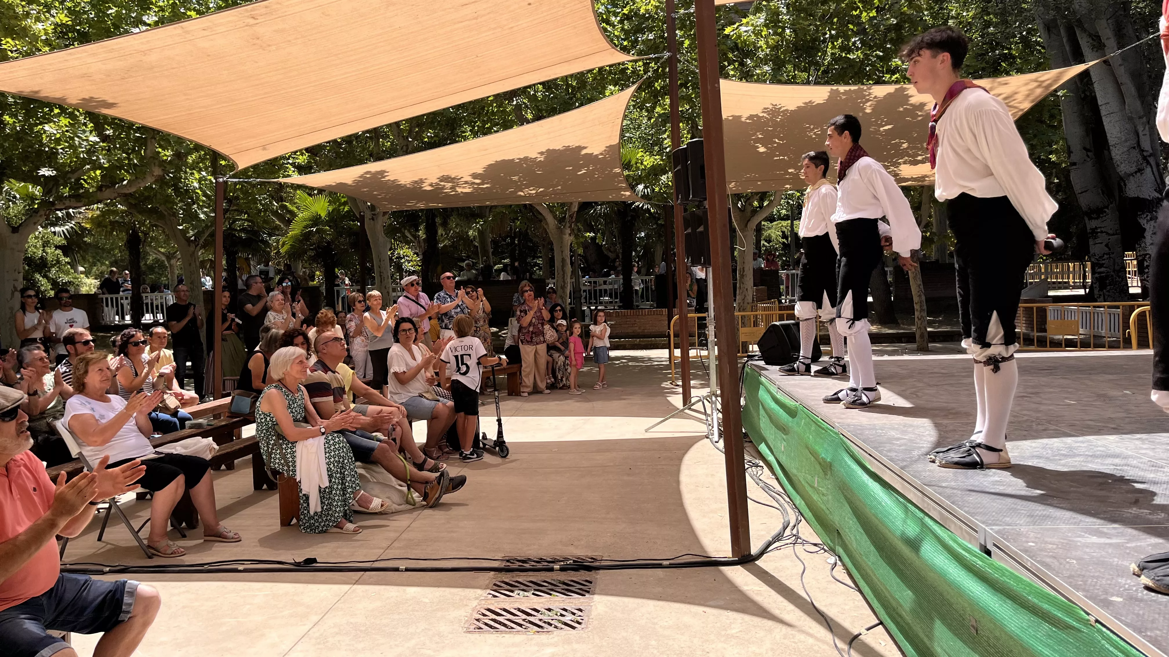 Actuación del grupo folklórico Elenco Aragonés en el Ciclo de Primavera de Huesca. Foto Mercedes Manterola