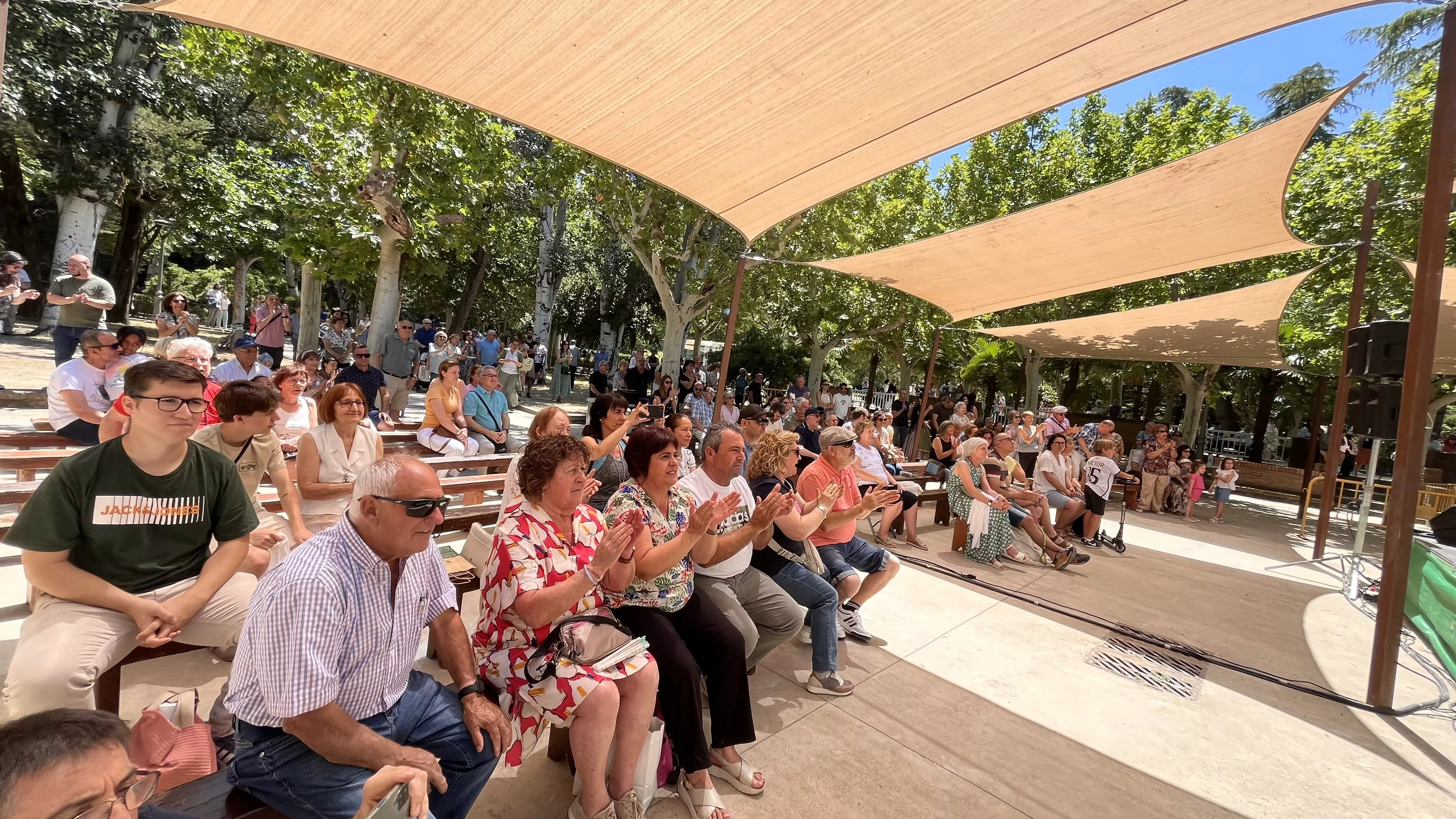 Actuación del grupo folklórico Elenco Aragonés en el Ciclo de Primavera de Huesca. Foto Mercedes Manterola