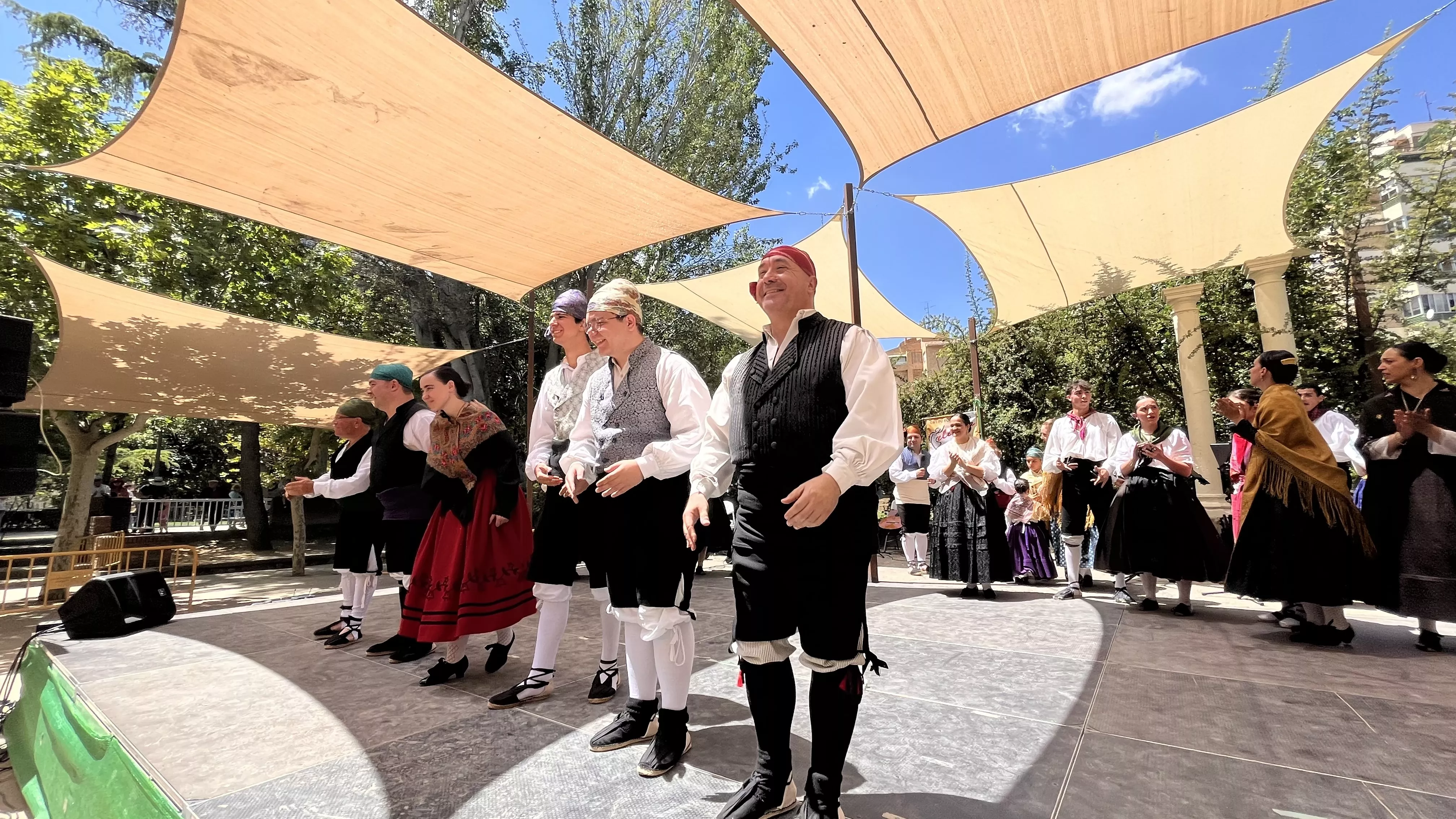 Actuación del grupo folklórico Elenco Aragonés en el Ciclo de Primavera de Huesca. Foto Mercedes Manterola