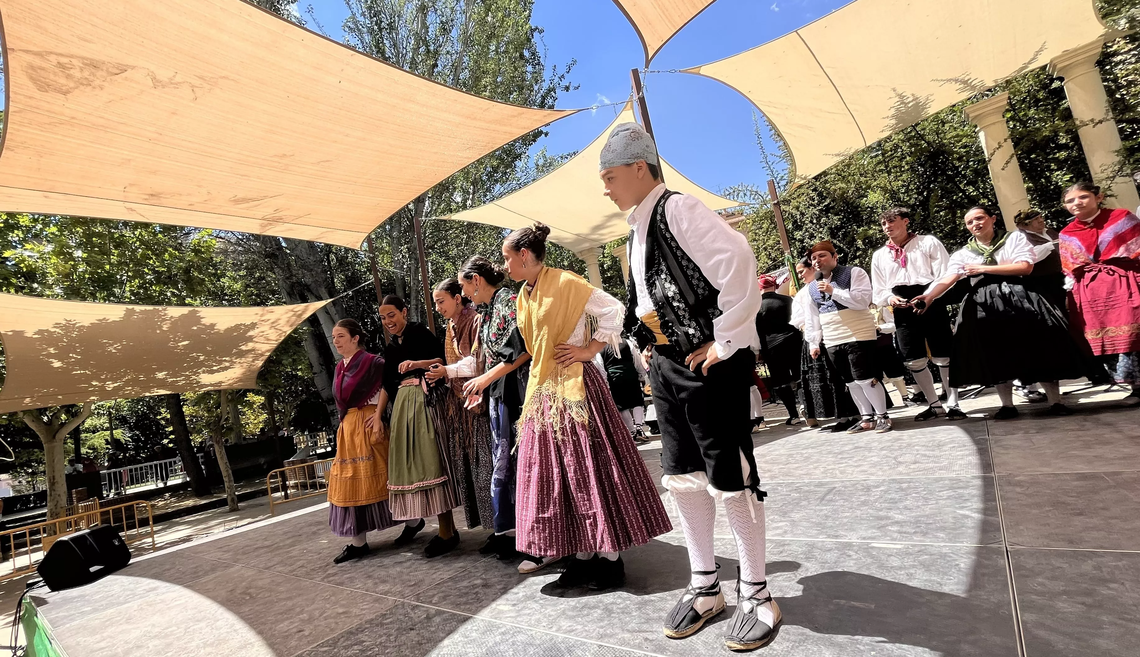 Actuación del grupo folklórico Elenco Aragonés en el Ciclo de Primavera de Huesca. Foto Mercedes Manterola