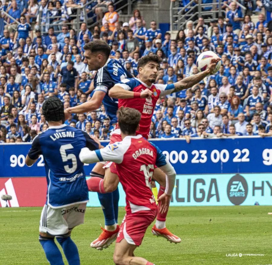 Dani Calvo disputa un balón en el partido contra el Espanyol.