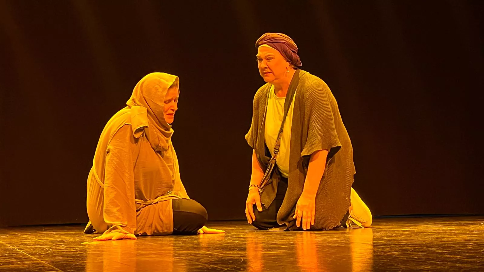 Una escena de 'Incendios', la obra con la que el grupo Alboroque ha abierto la Muestra de Teatro y Danza Joven de Huesca. Foto Mercedes Manterola