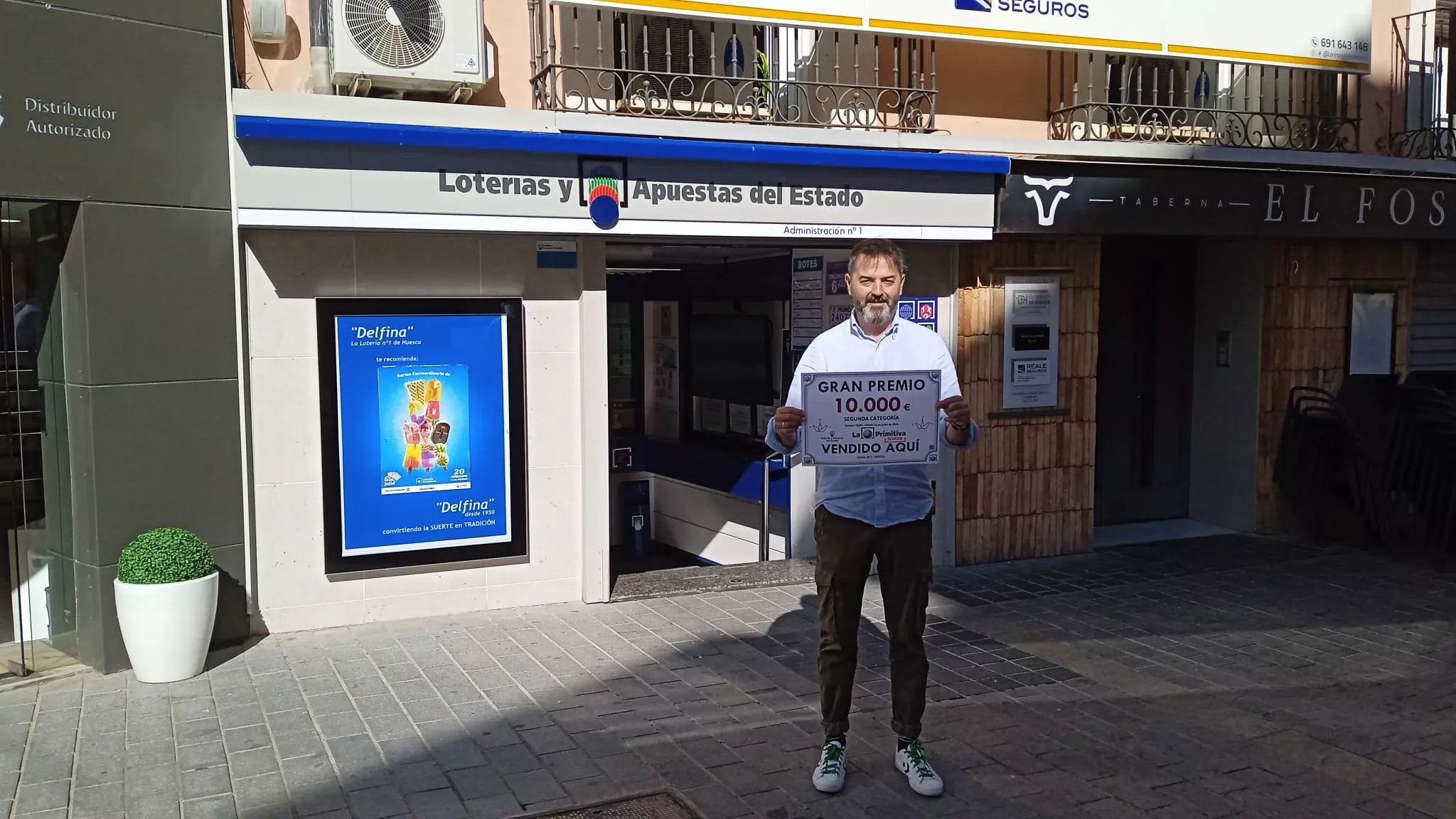 José Antonio Rufas ante su Administración de Lotería Número 1 del Coso Alto de Huesca