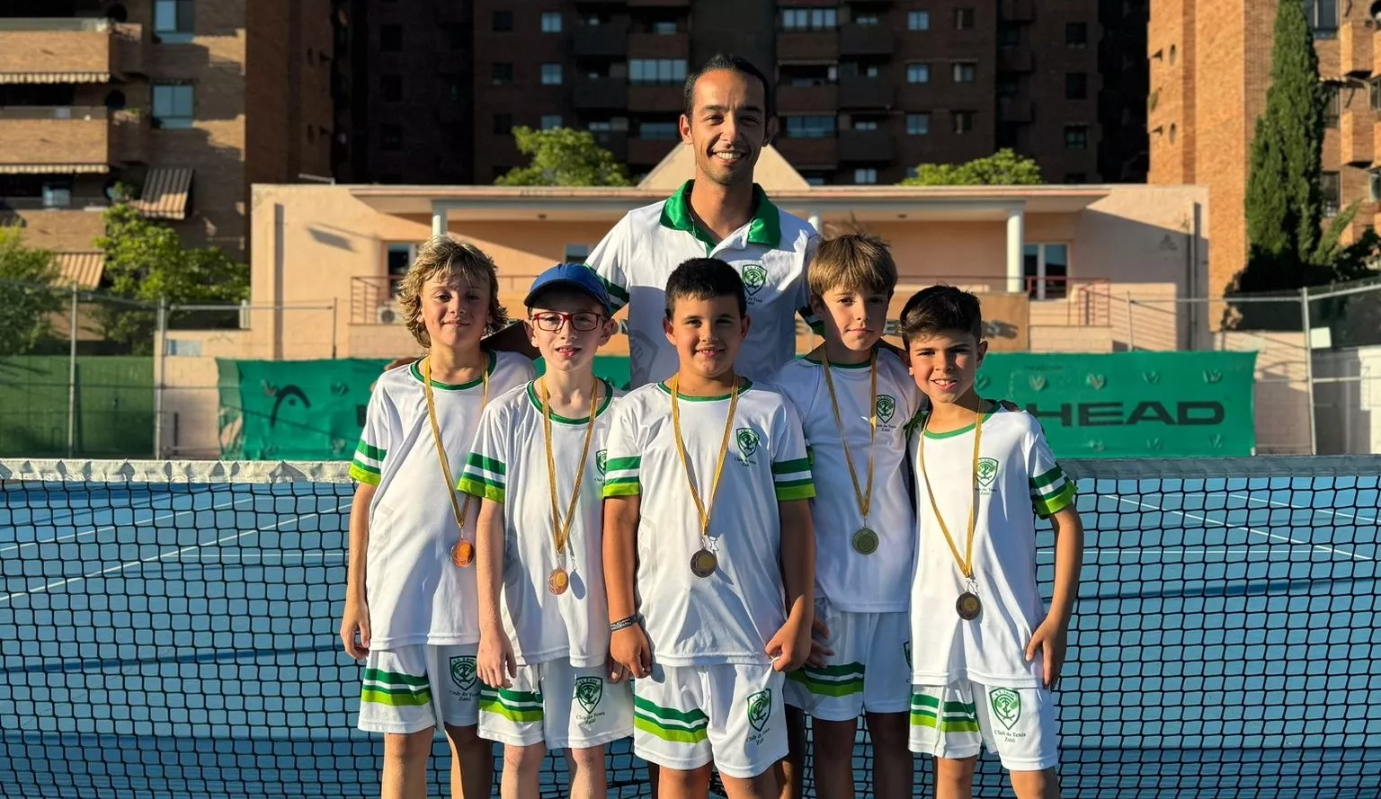 El benjamín del Tenis Zoiti, campeón de la liga de Aragón