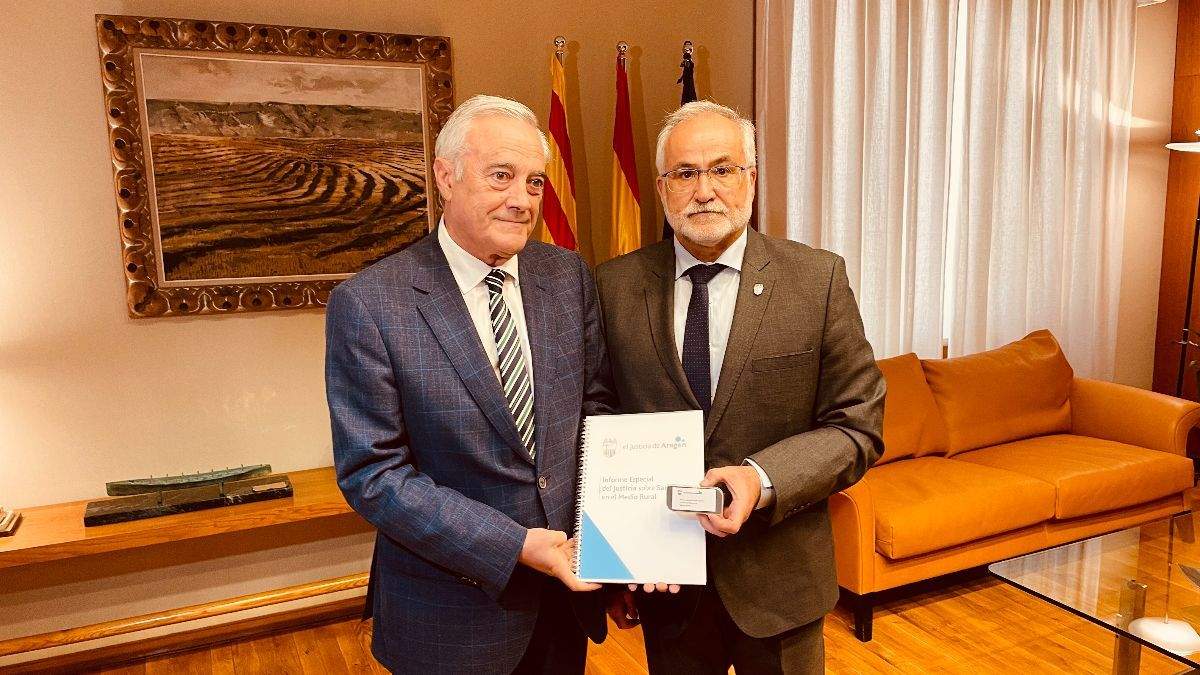 Javier Sada ha recibido el informe de manos de Javier Hernández