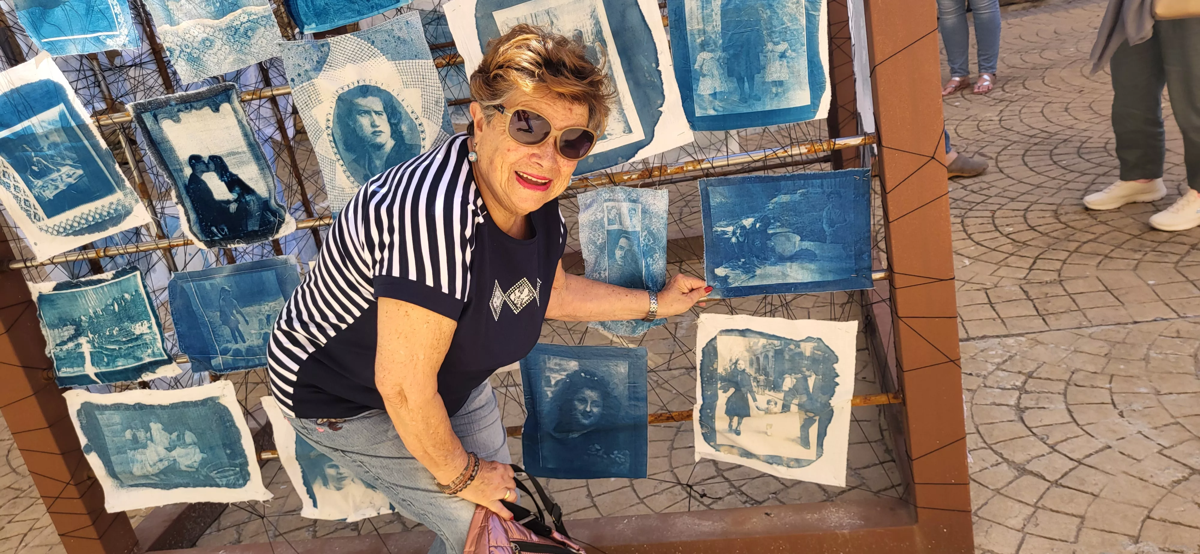 Carmen muestra la tela en la que aparece con sus padres, abajo a la derecha. Foto Mercedes Manterola