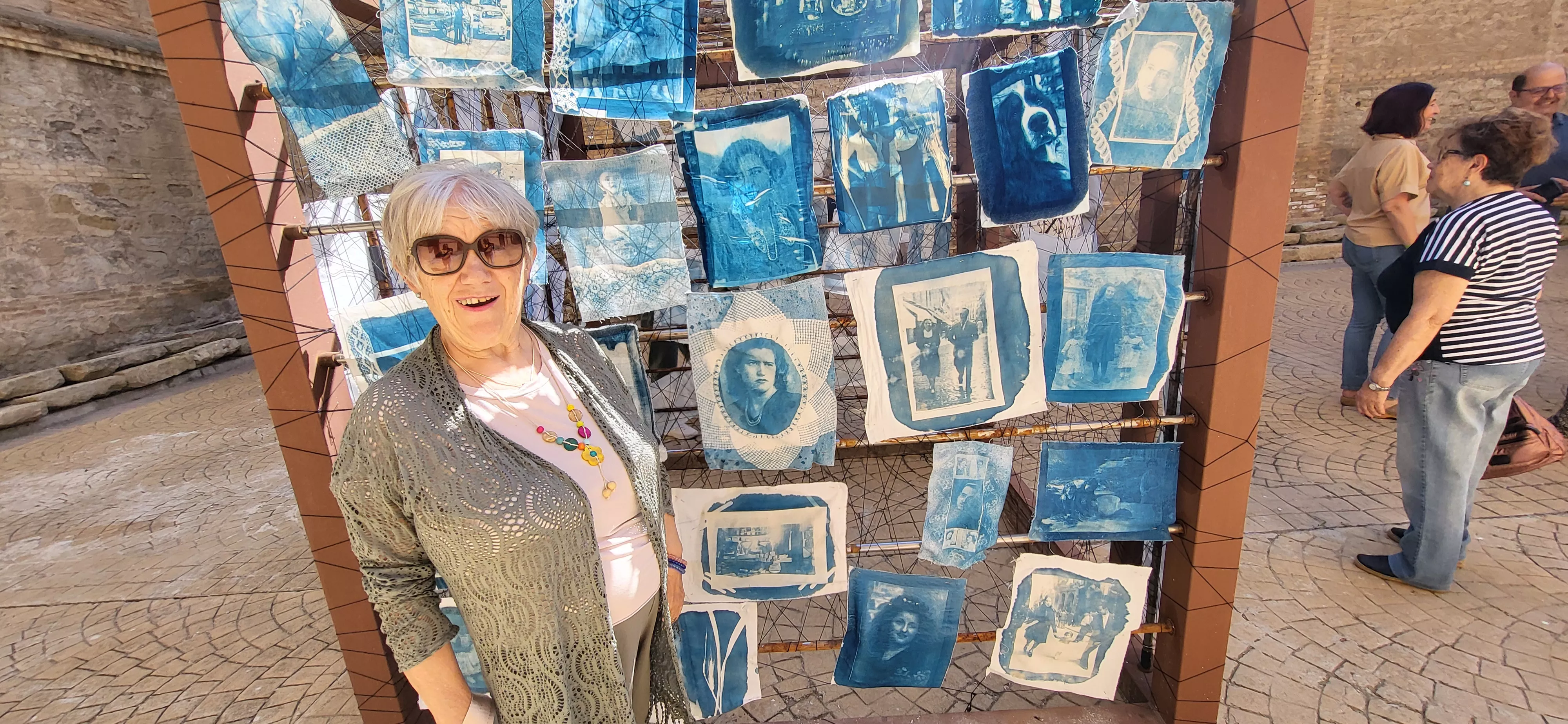 Carmen se emocionó al ver aparecer la imagen de su madre en la tela, junto a la que posa. Foto Mercedes Manterola